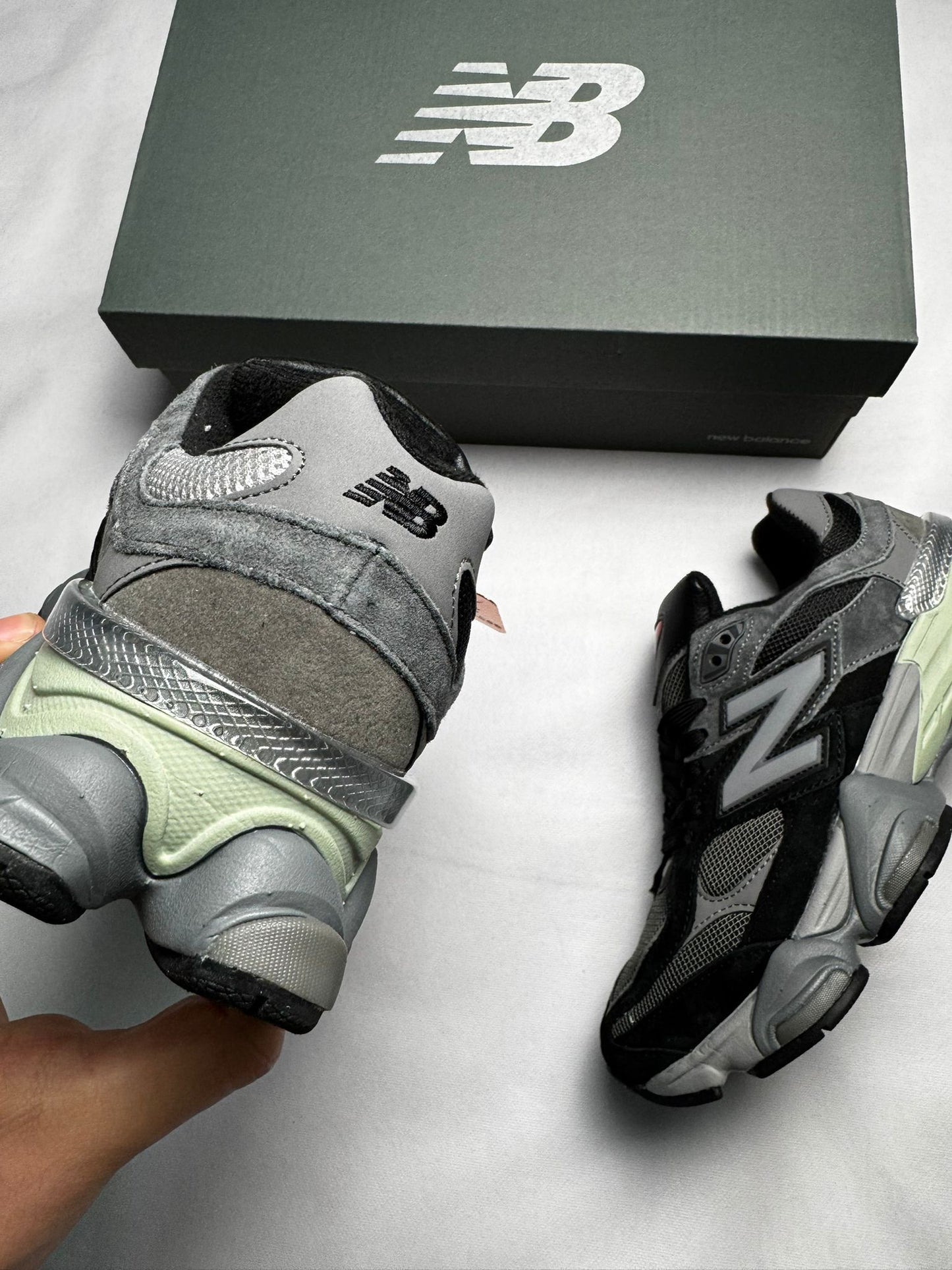 New Balance 9060 negras y grises