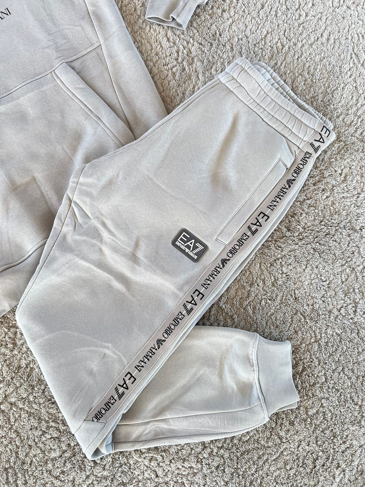 Chandal armani gris logo blanco contorno negro logo negro