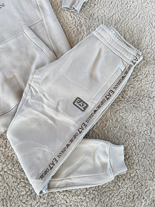 Chandal armani gris logo blanco contorno negro logo negro