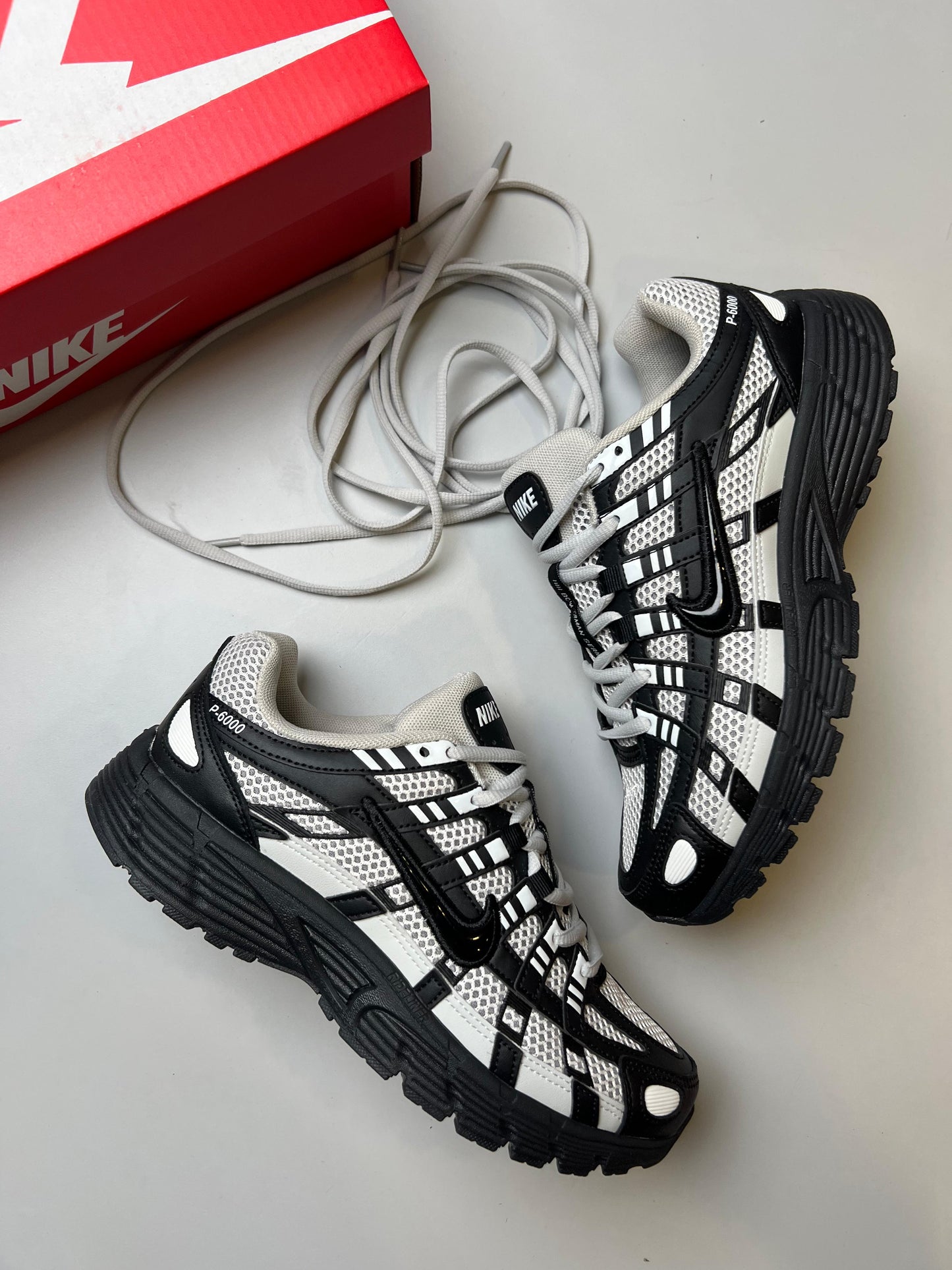 Nike P-6000 Blancas logo negro detalles negros