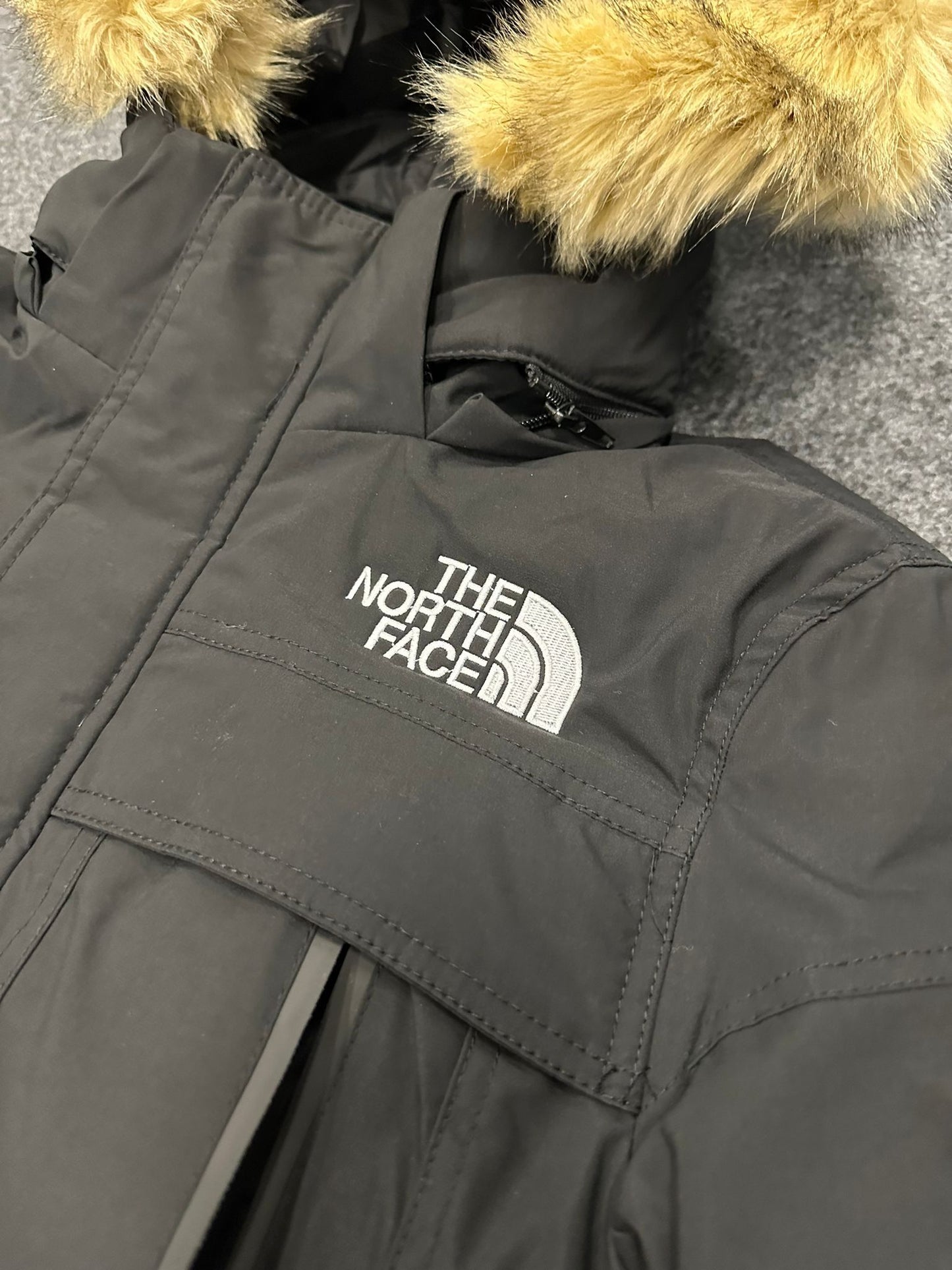 Abrigo north face logo blanco