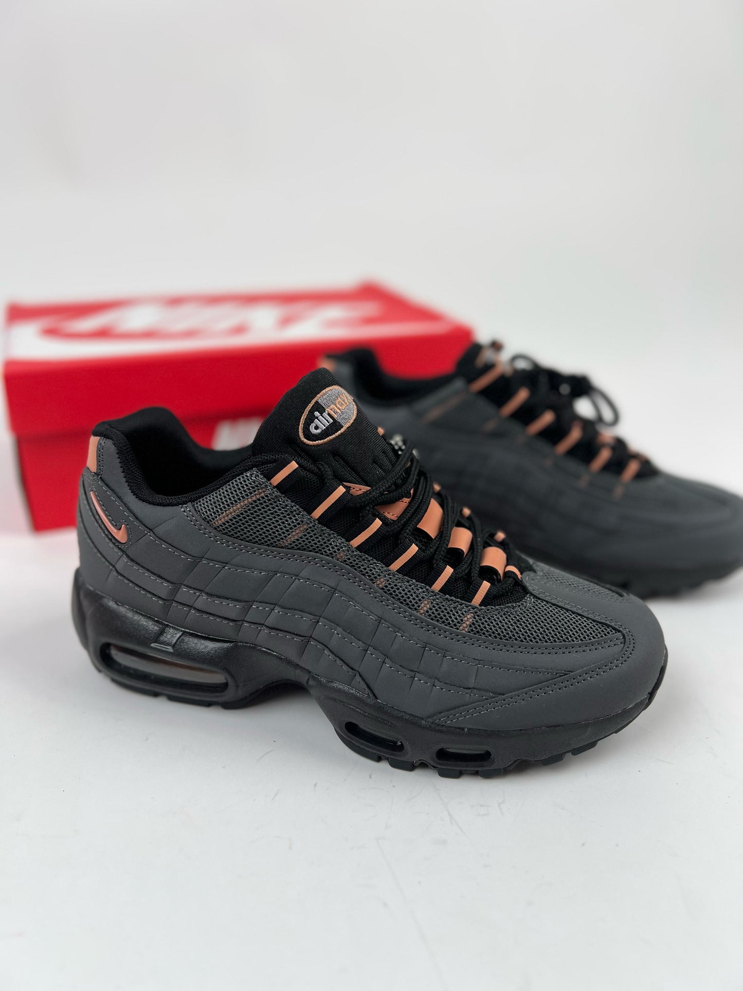 Air max 95 x SynaWorld grises logo bronce