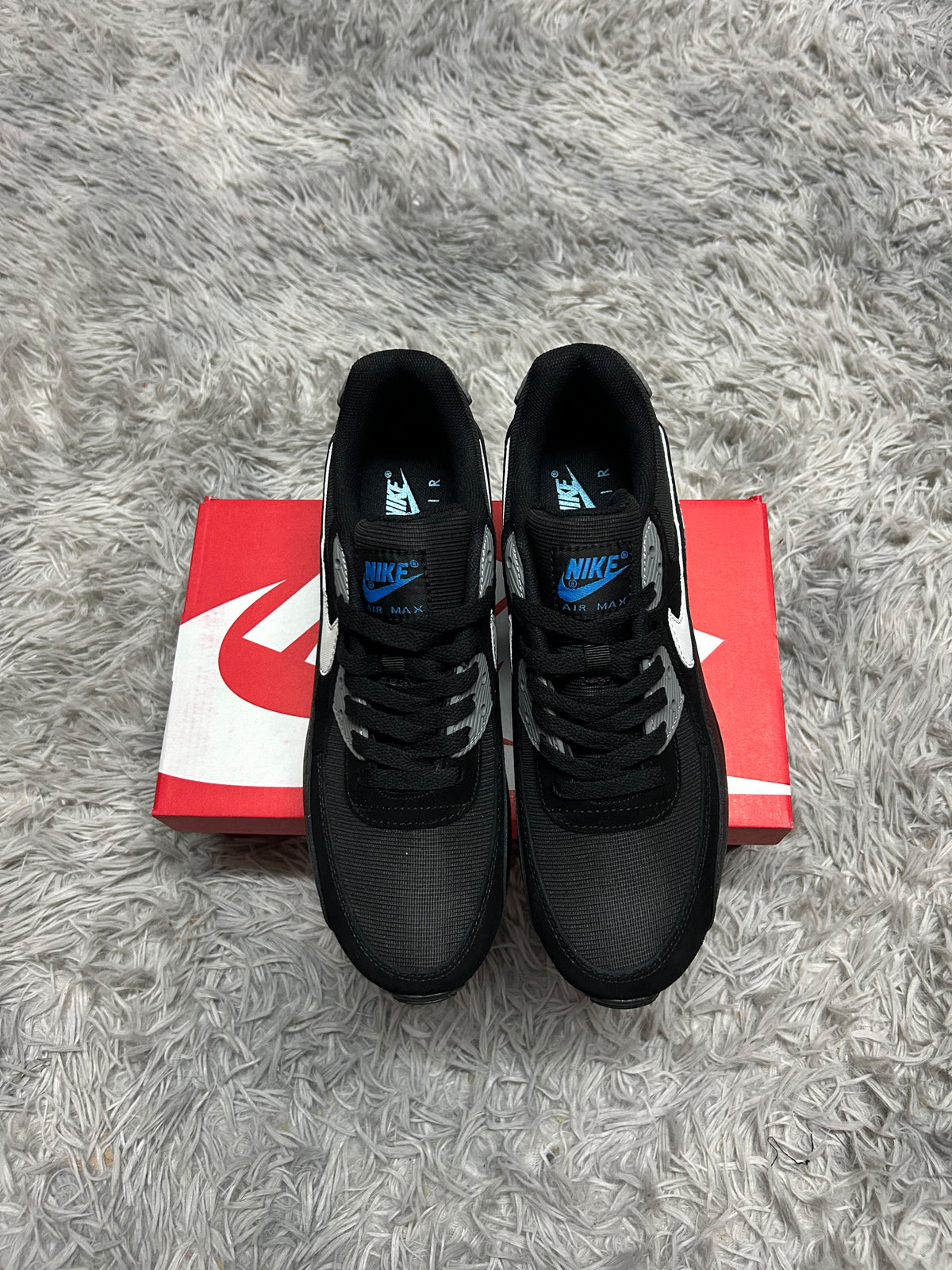 AIR MAX 90 negras logo blanco detalles grises y azules