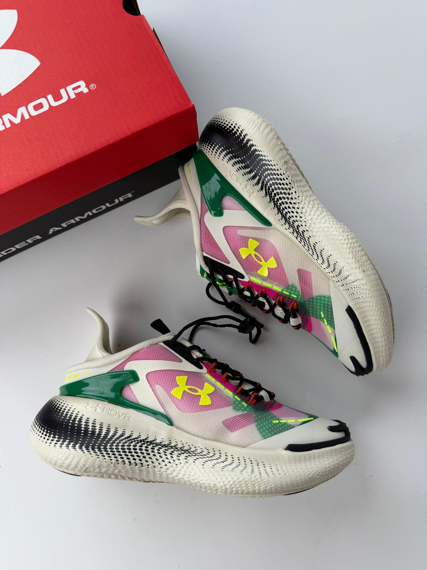 Under Armour Crema logo amarillo detalles verdes
