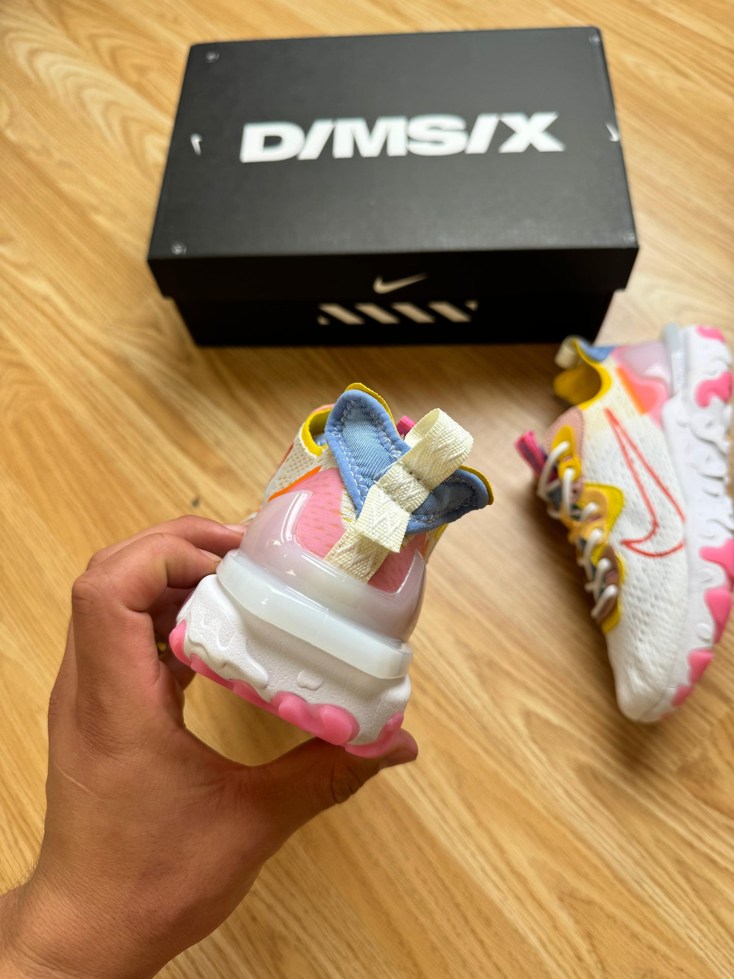 Nike react vision blanco logo rosa detalles amarillos