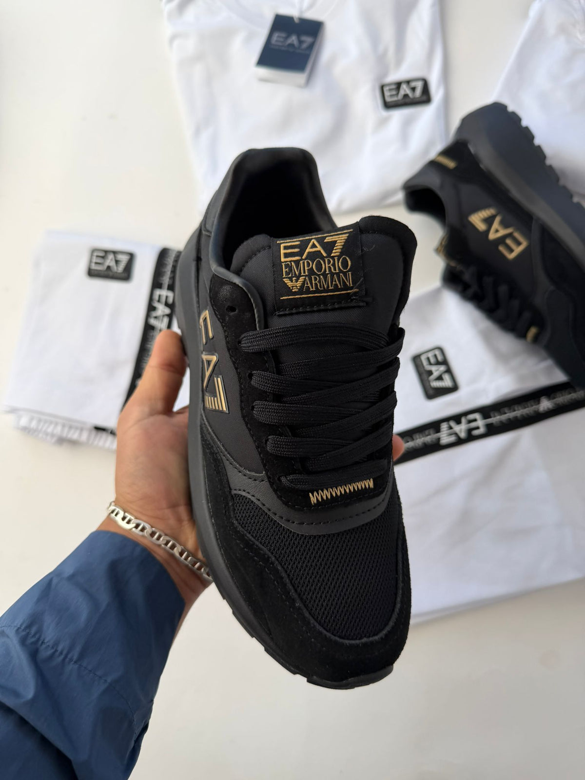 Armani negras logo dorado