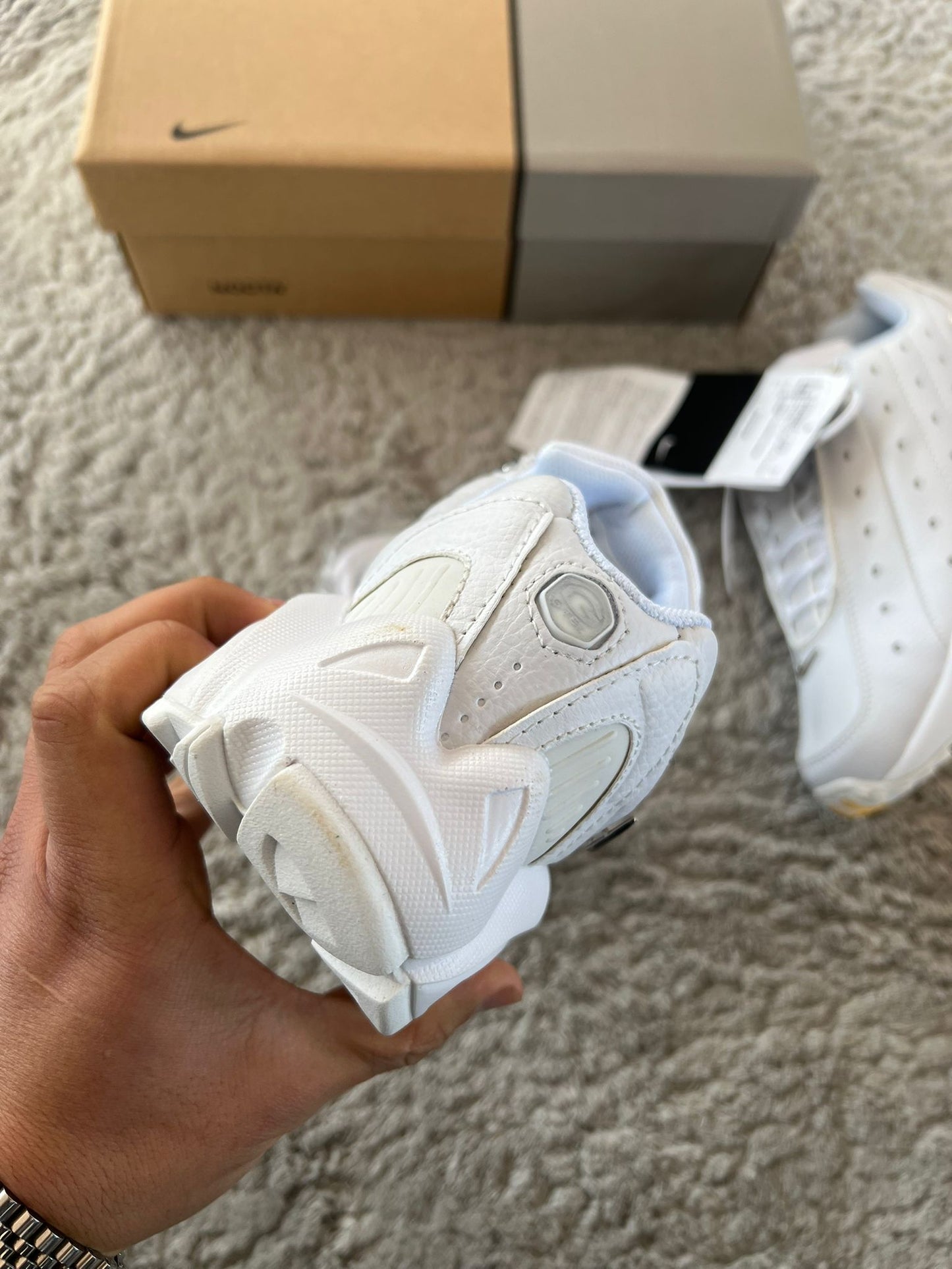 Nike nocta blancas logo plateado detalles amarillos