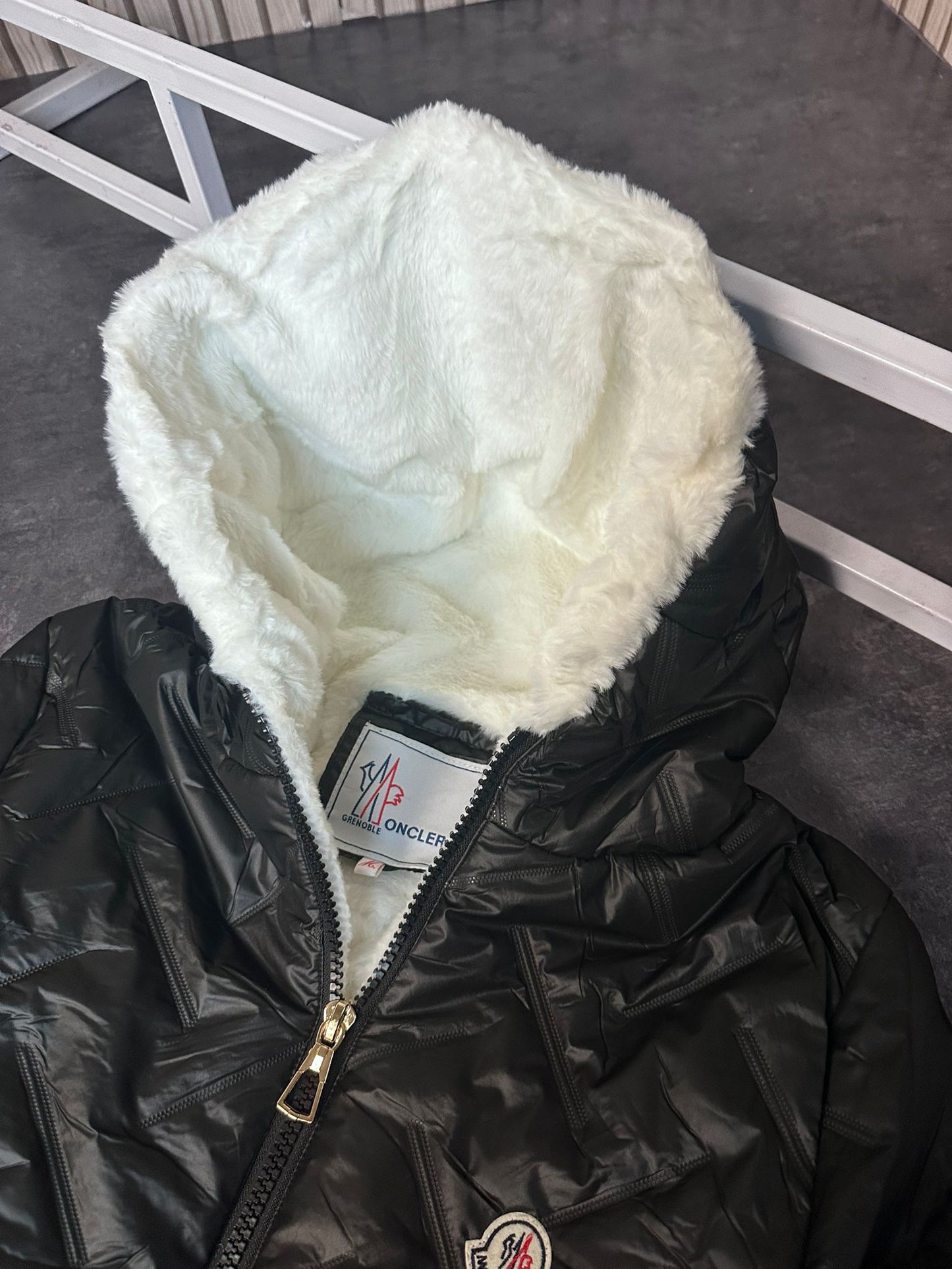 Abrigo moncler negro y blanco