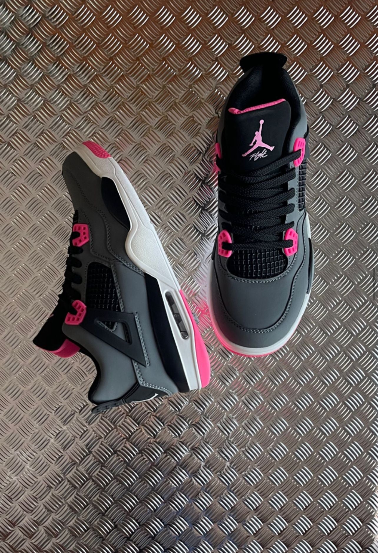 JORDAN 4  GRISES DETALLES NEGROS Y ROJOS