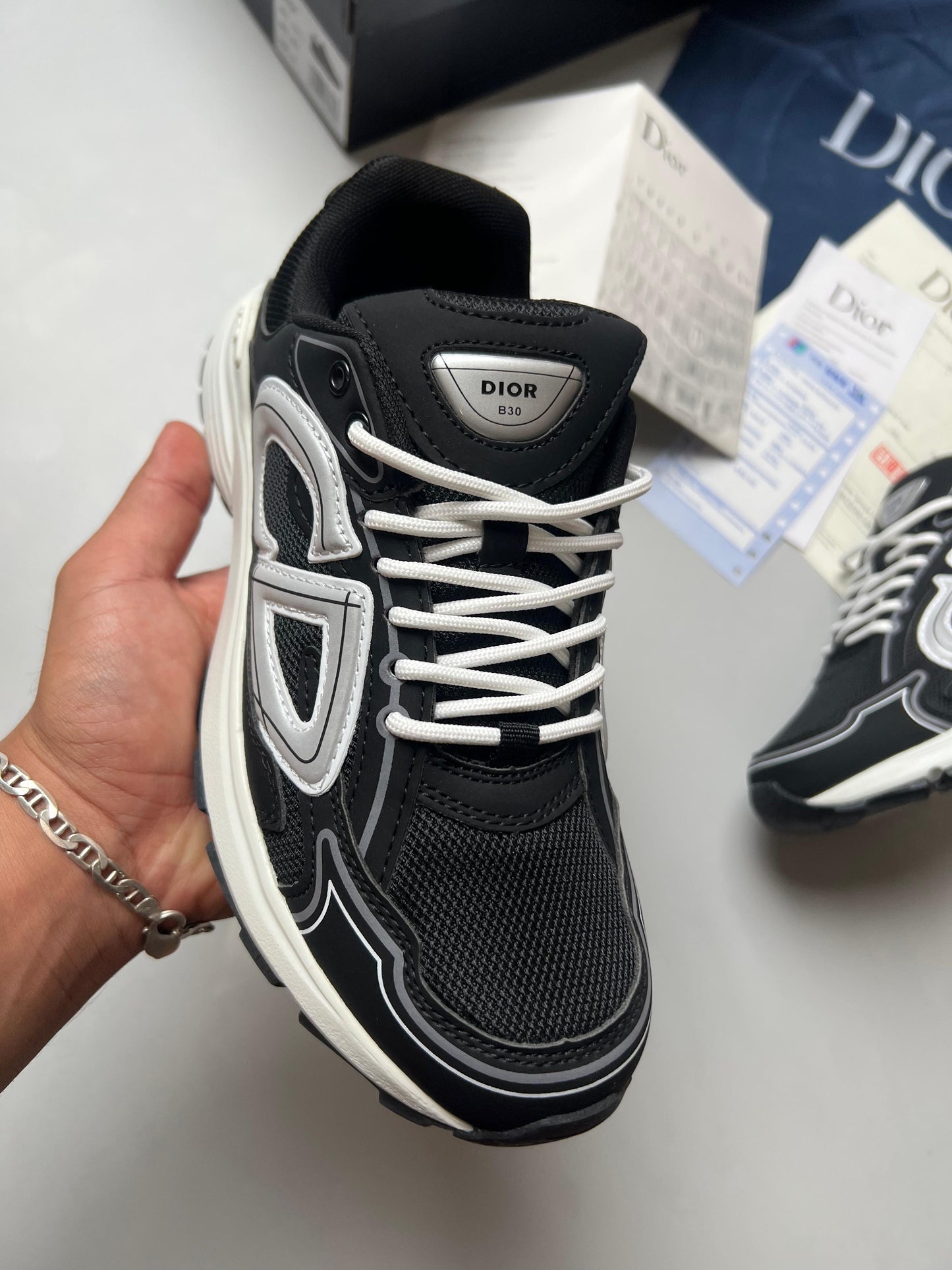 Dior B30 negras y blancas logo gris detalles negros
