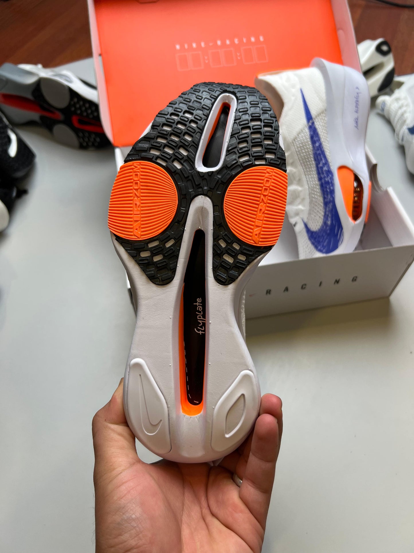 NIKE AIR ZOOM ALPHAFLY NEXT % blanco logo azul detalles naranja