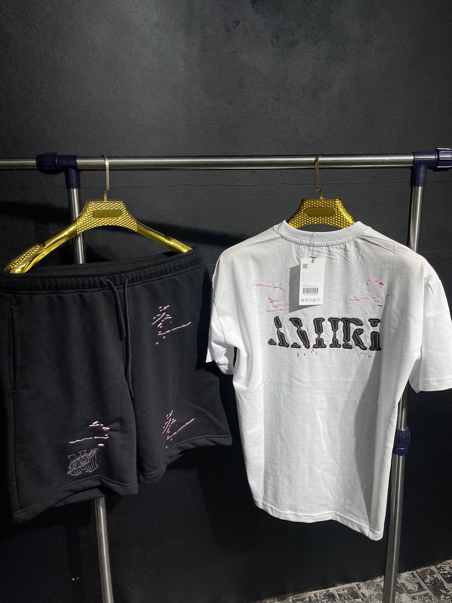 Conjunto AMIRI blanco logo negro detalles rosas