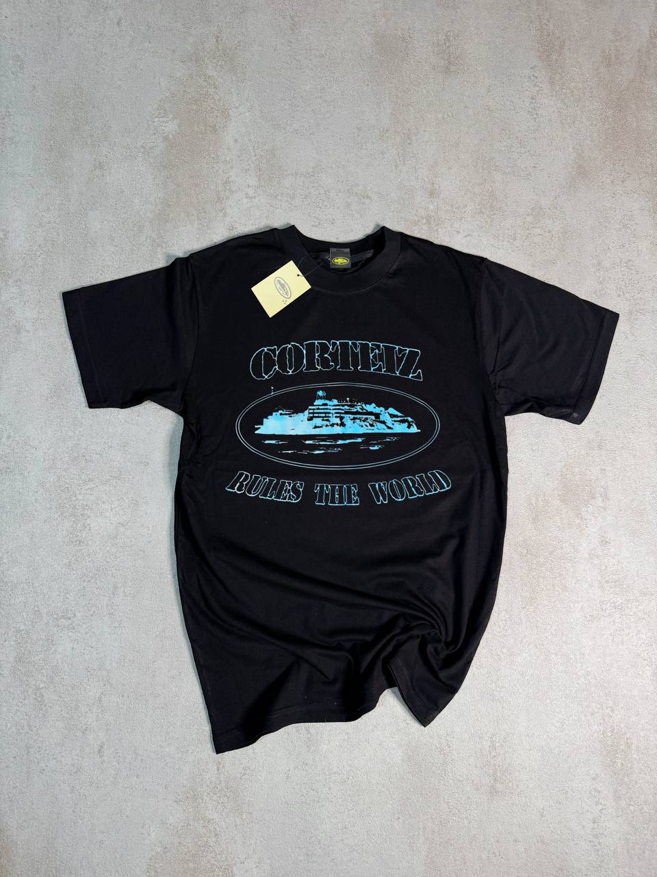 Camiseta Corteiz negro logo azul detalles blancos