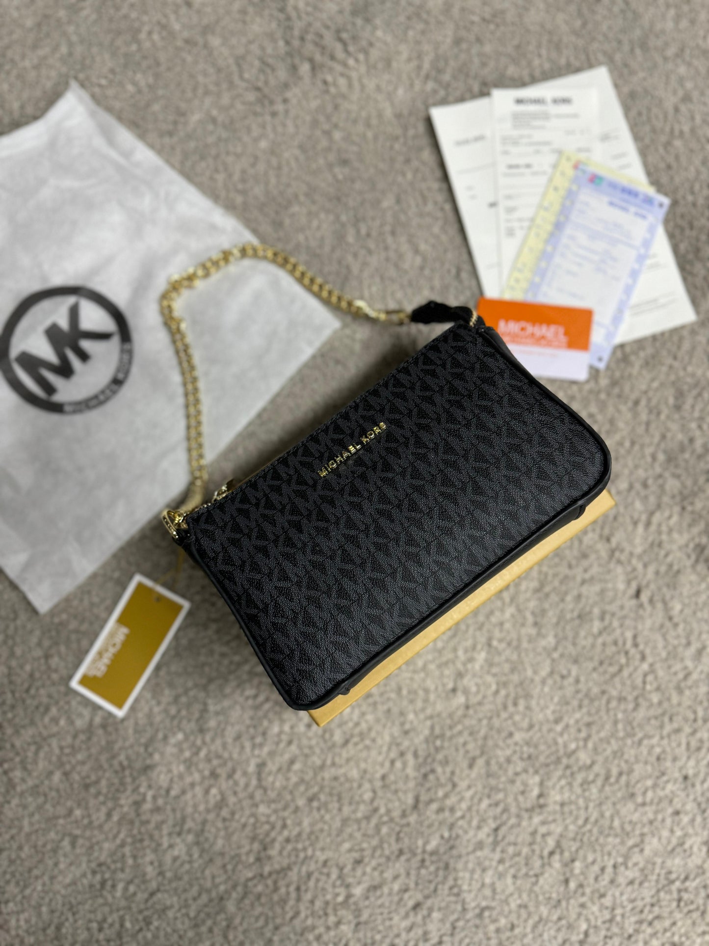 Bolso Mickael Kors negro logo dorado