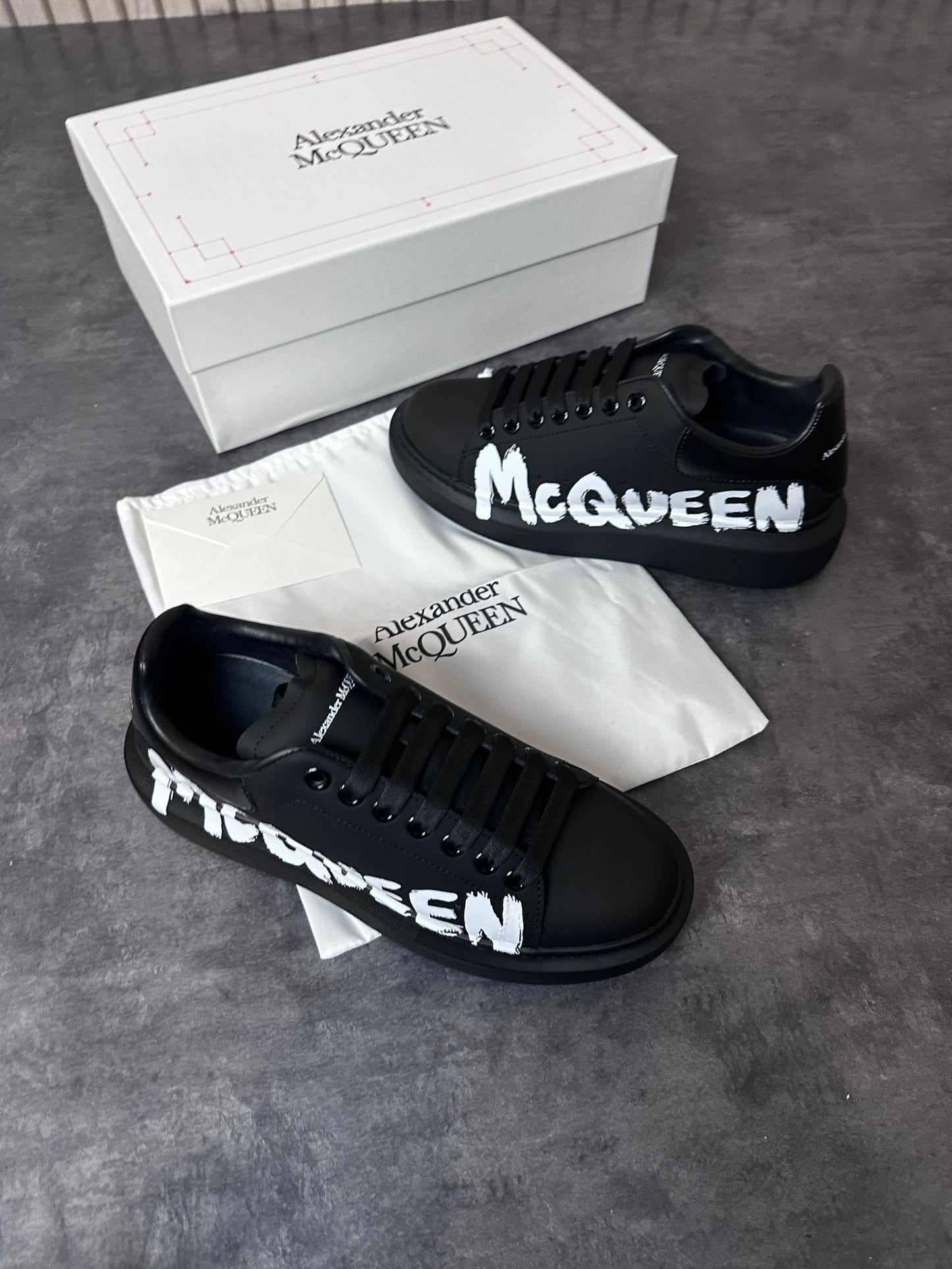 Alexander Mcqueen negras logo blanco en grande