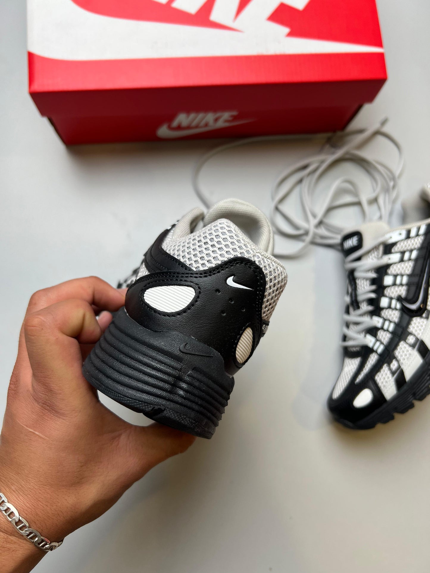 Nike P-6000 Blancas logo negro detalles negros