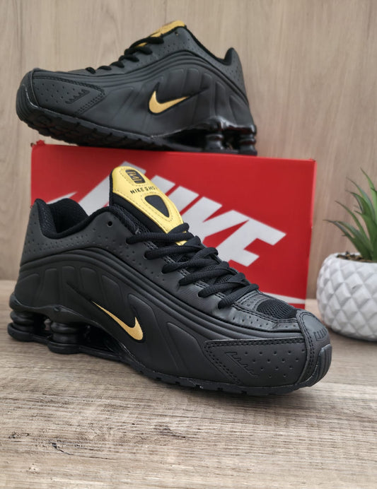 Shox r4 negra logo oro
