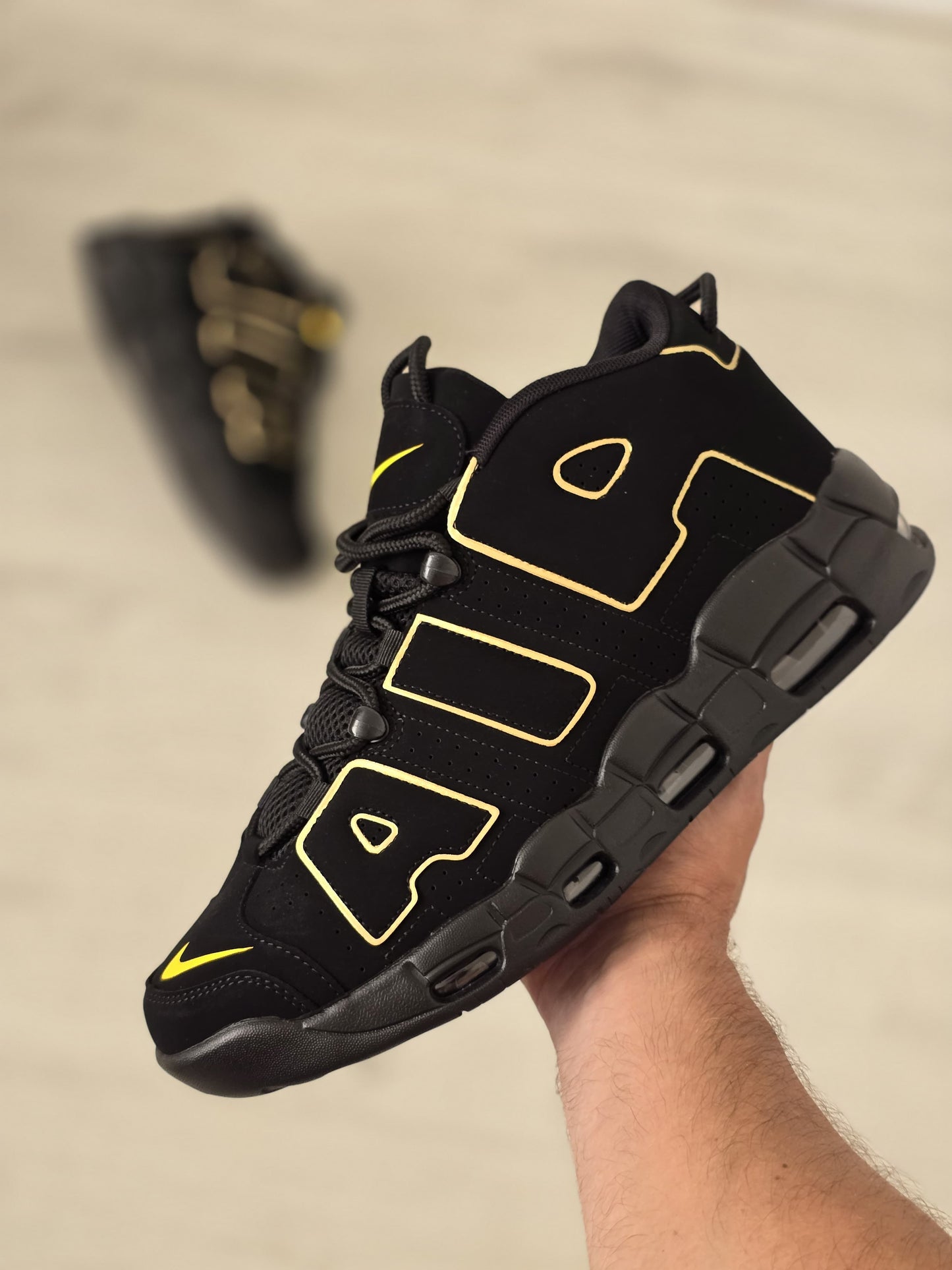 Uptempo negra logo oro new