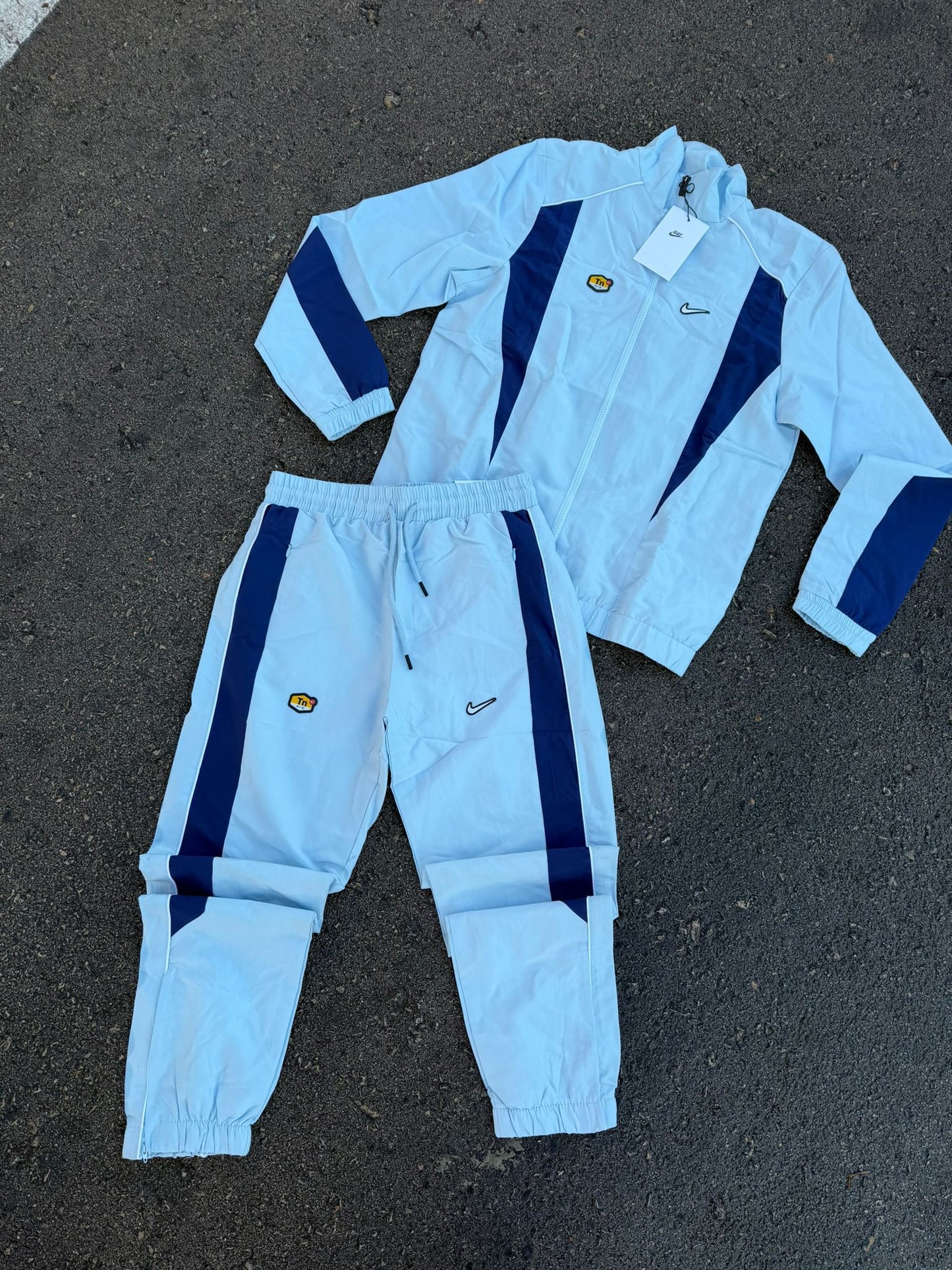 Chandal nike blanco y azul logo blanco contorno negro