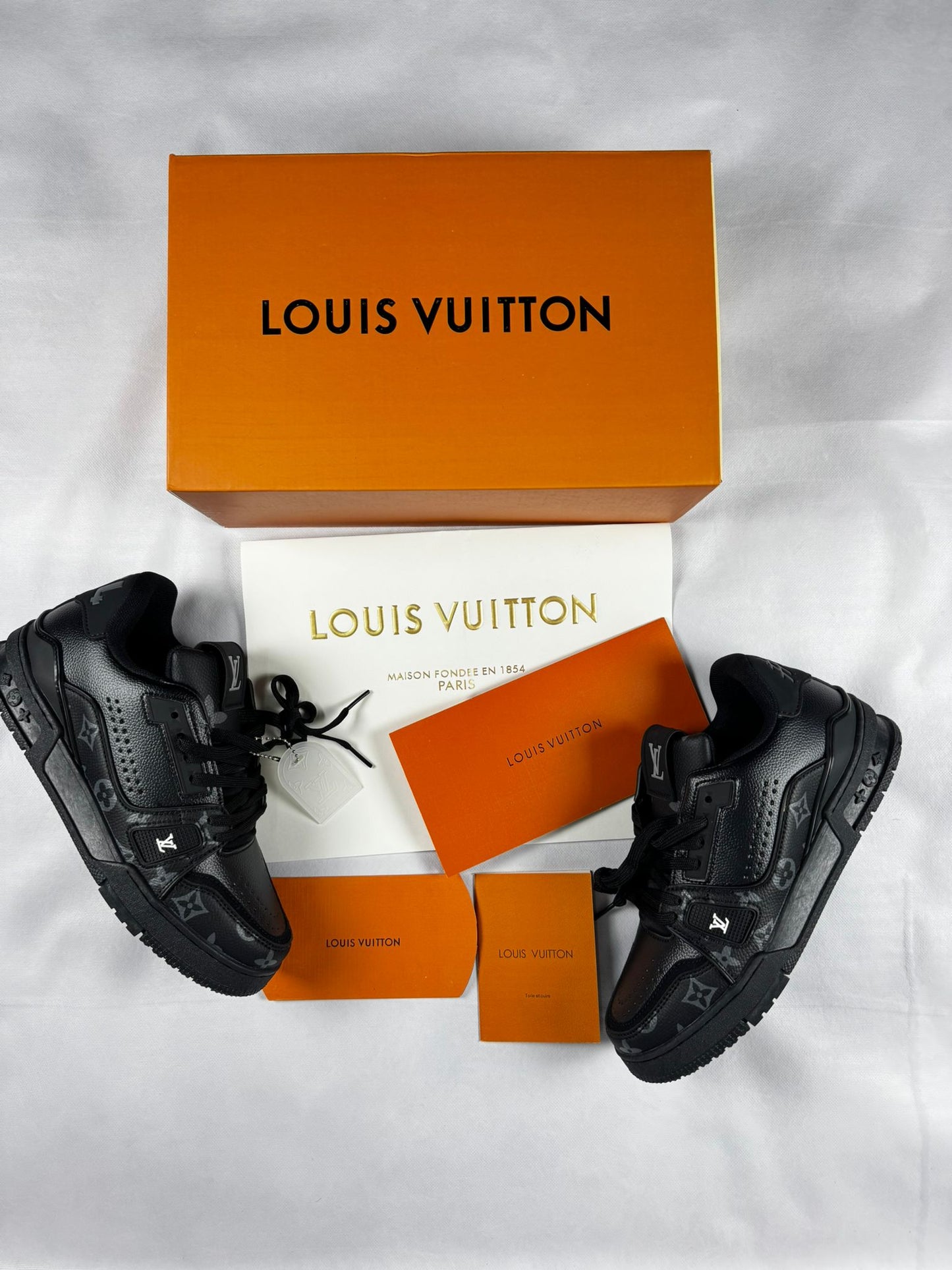 LV trainer negras logo gris y blanco