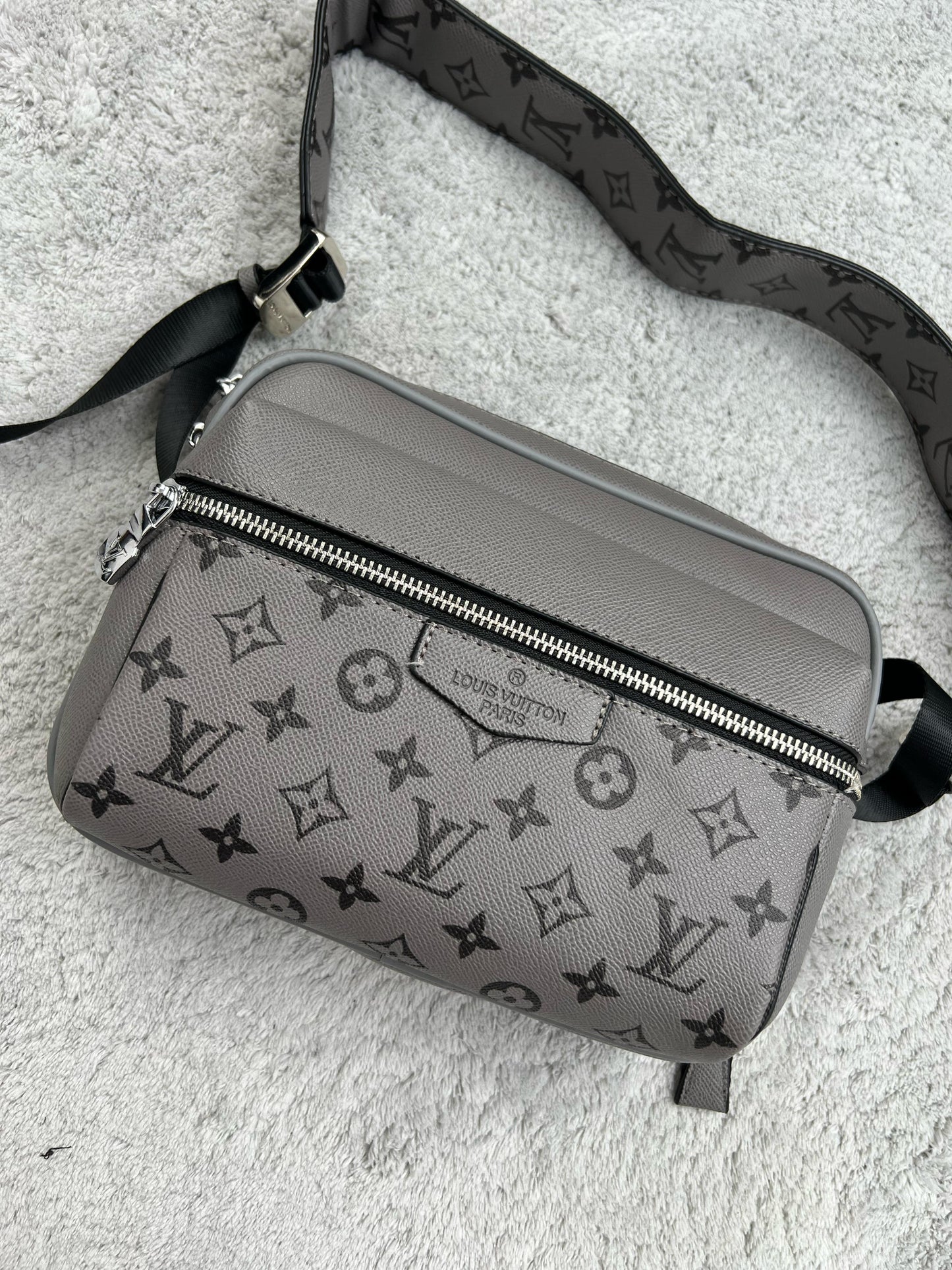 BANDOLERA LV grises logos negros