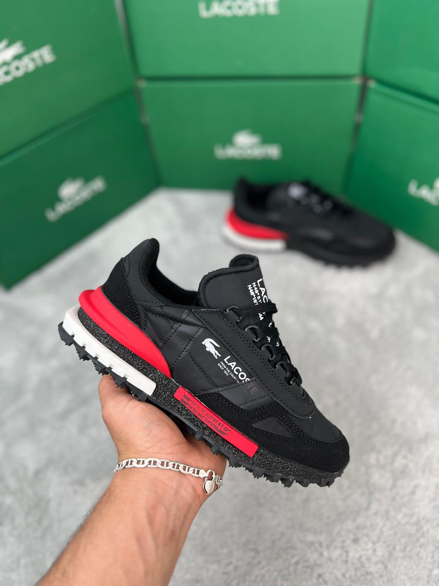 Zapatillas Lacoste Elite Active negra logo blanco detalles rojos y blancos