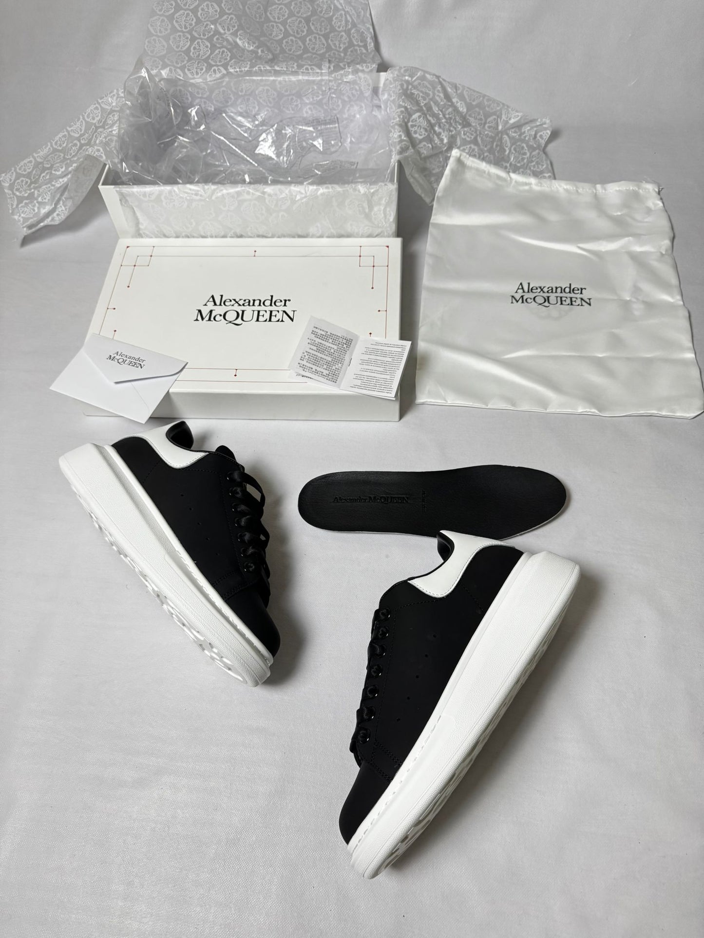 Alexander Mcqueen negro detalles blancos logo dorado