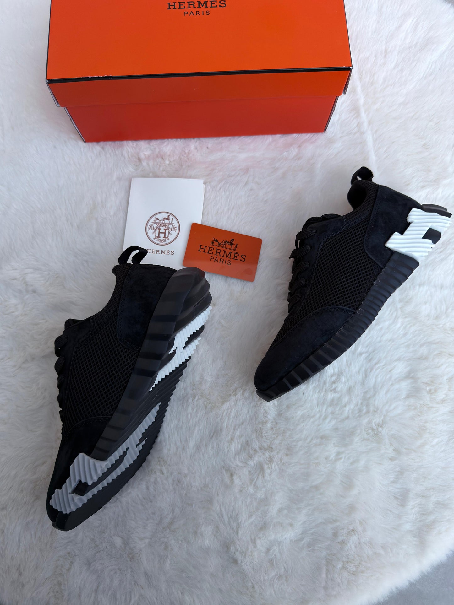 Hermes negra detalles blancos