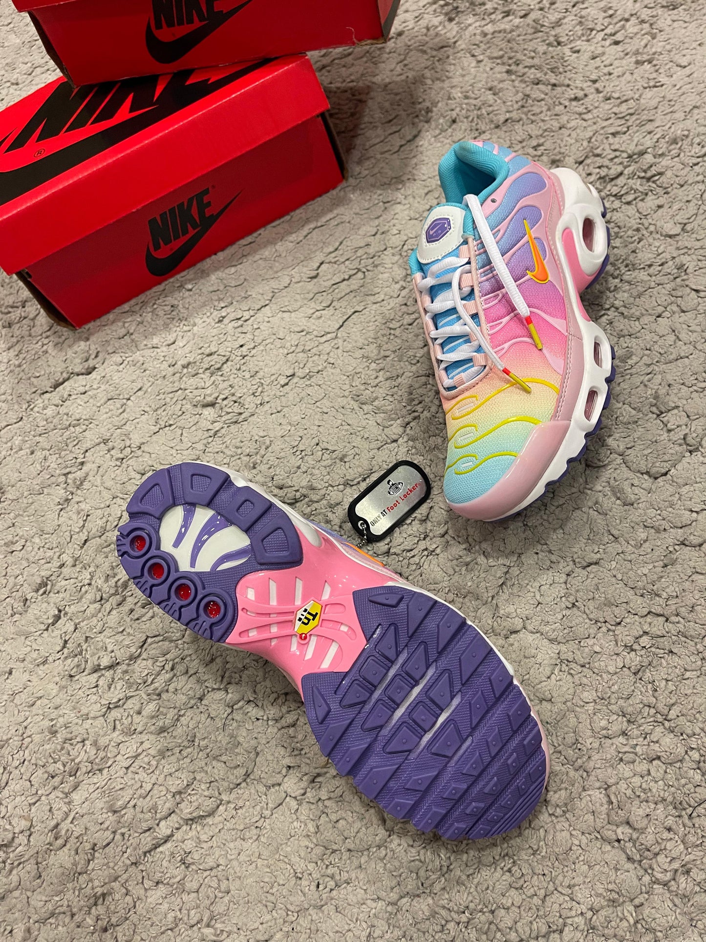NIKE TN MULTICOLOR LOGO NARANJA DETALLES AMARILLOS