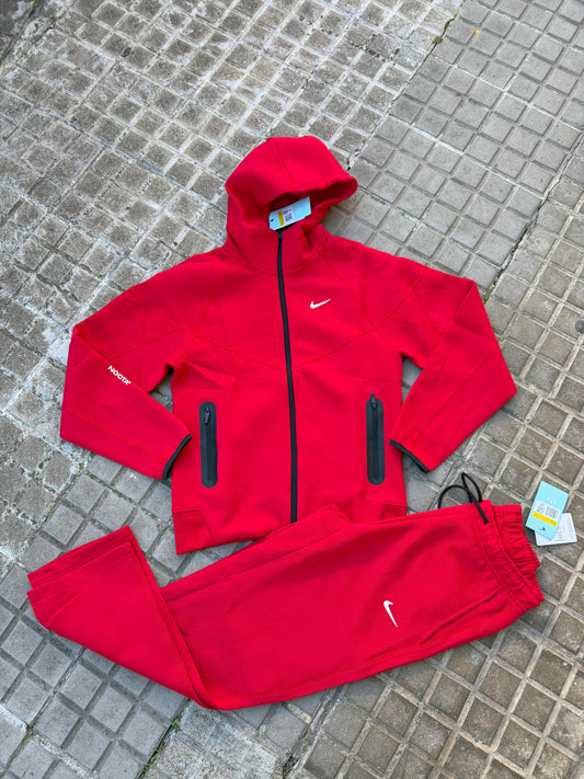 Nike tech rojo logo blanco x NOCTA