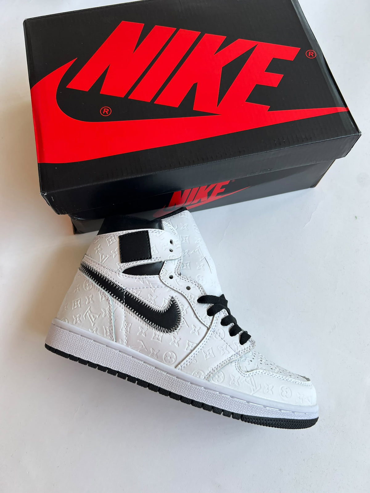 Jordan 1 mid blancas logo negro x LV