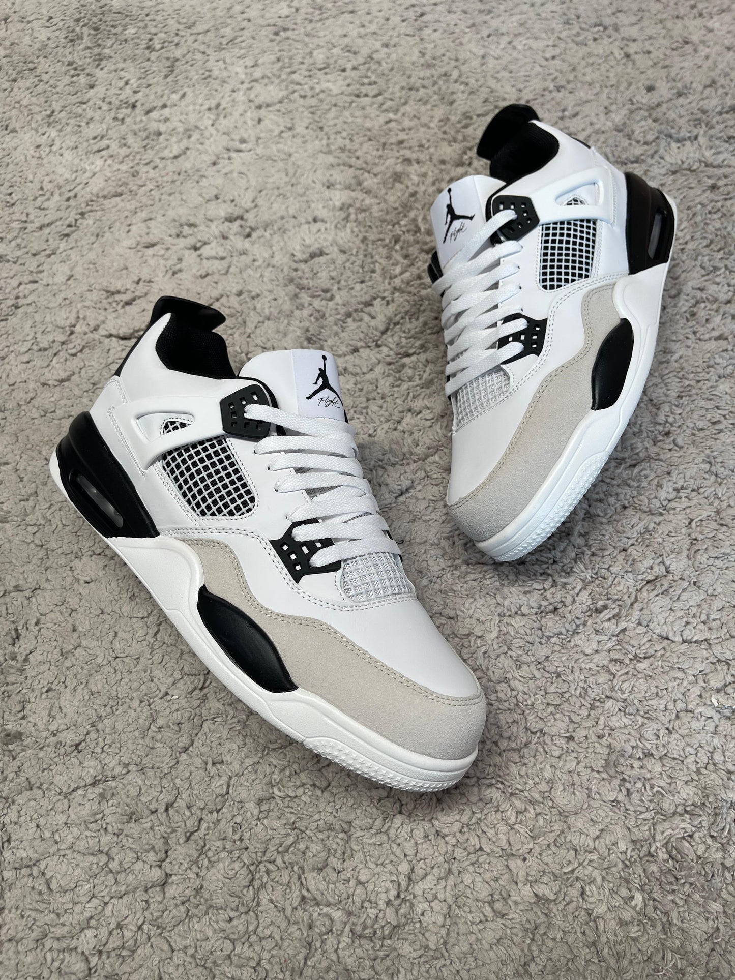 JORDAN 4 blanca y negra