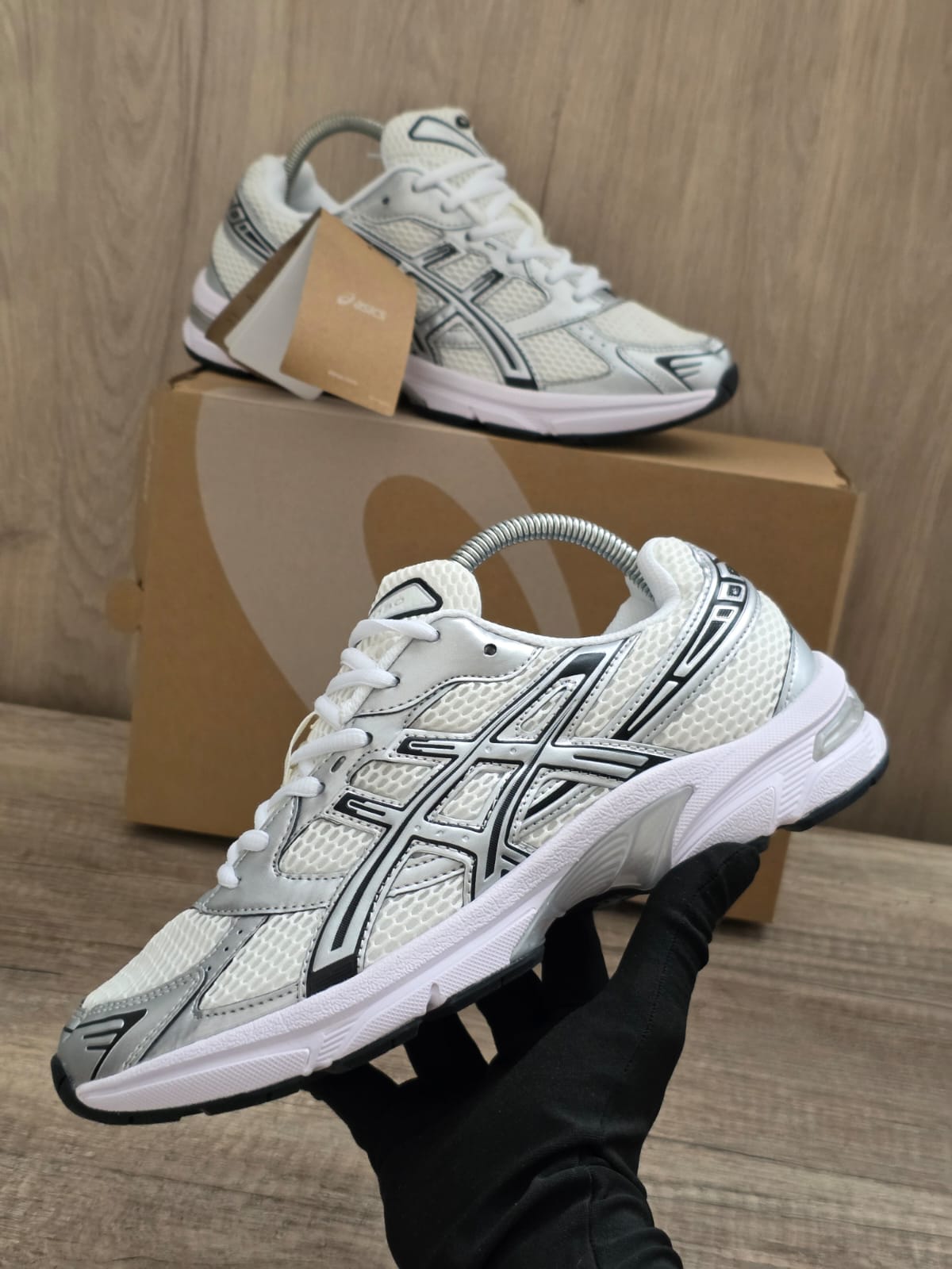 Asics blanca plata