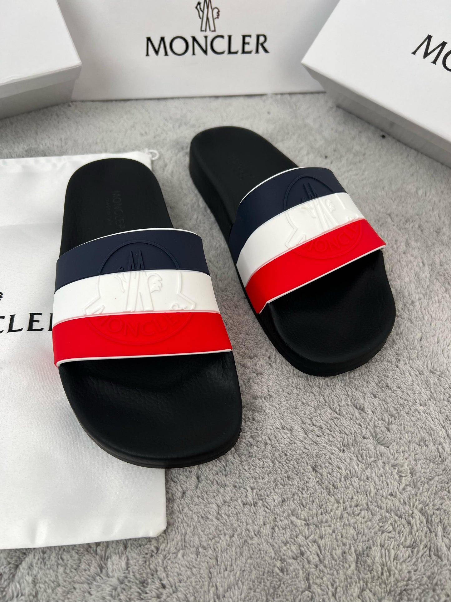 Chancla Moncler negra logo tricolor