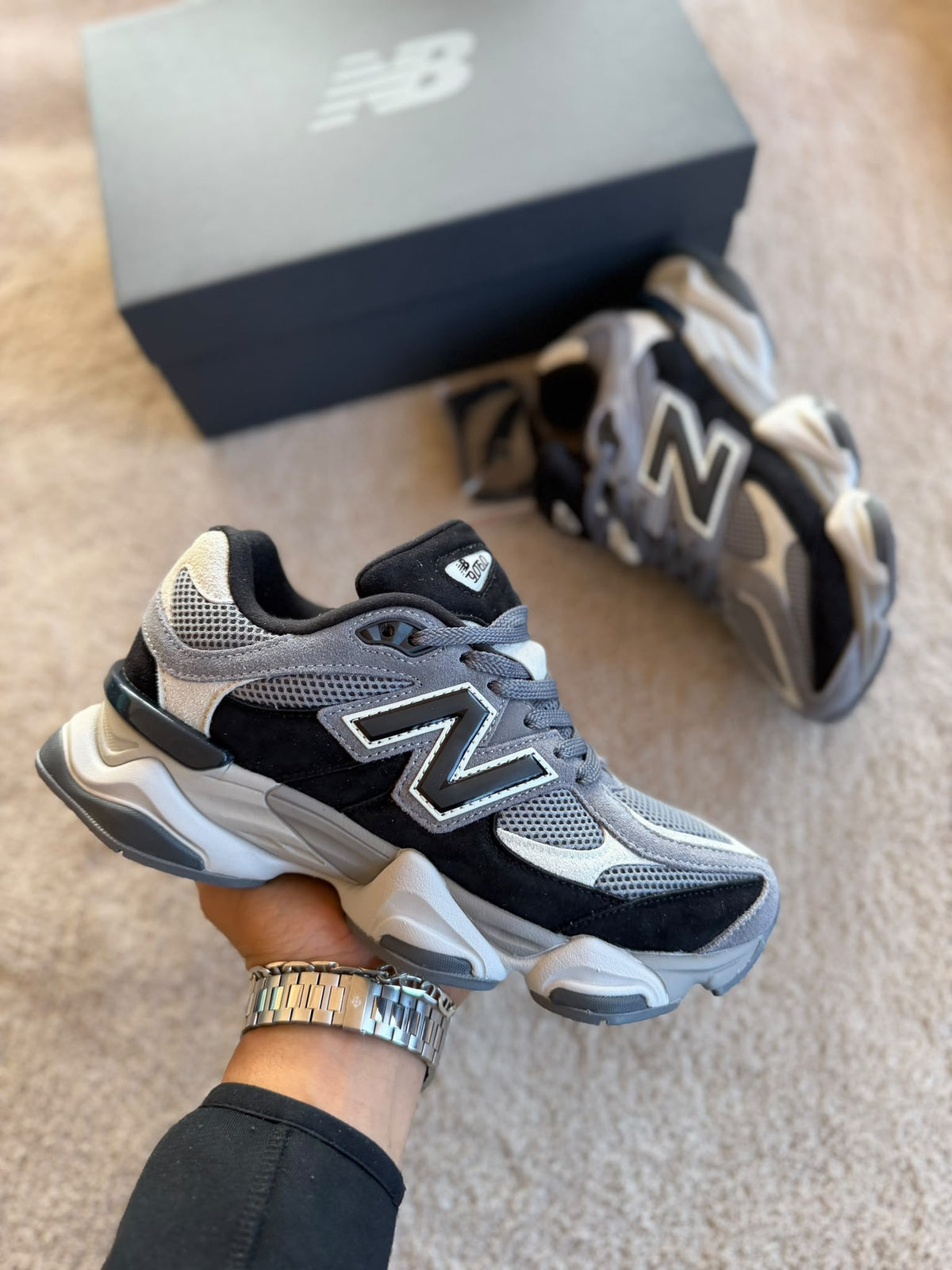 New Balance 9060 grises y negras detalles blancos