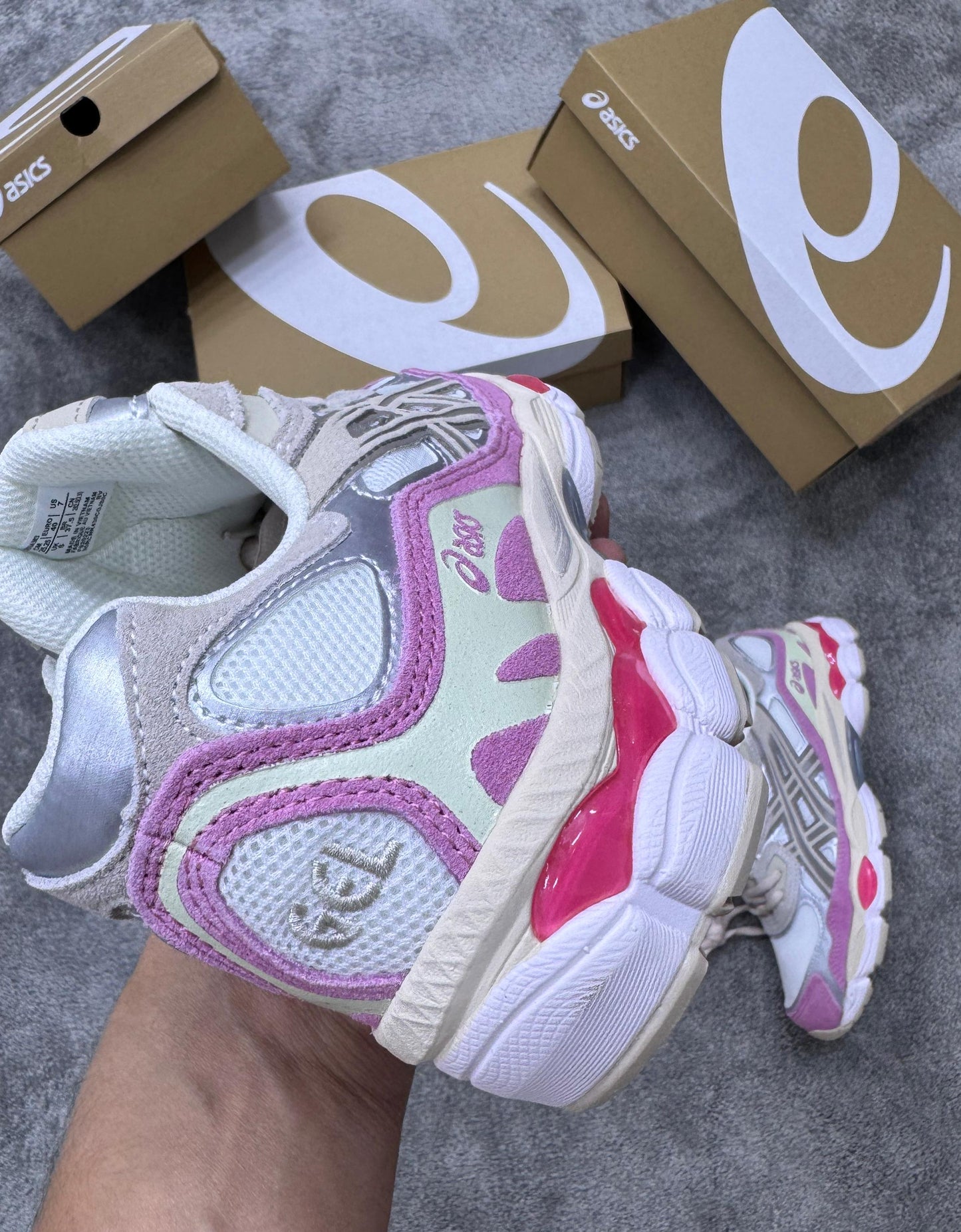 Asics GEL-NYC blancas logo beige detalles rosas