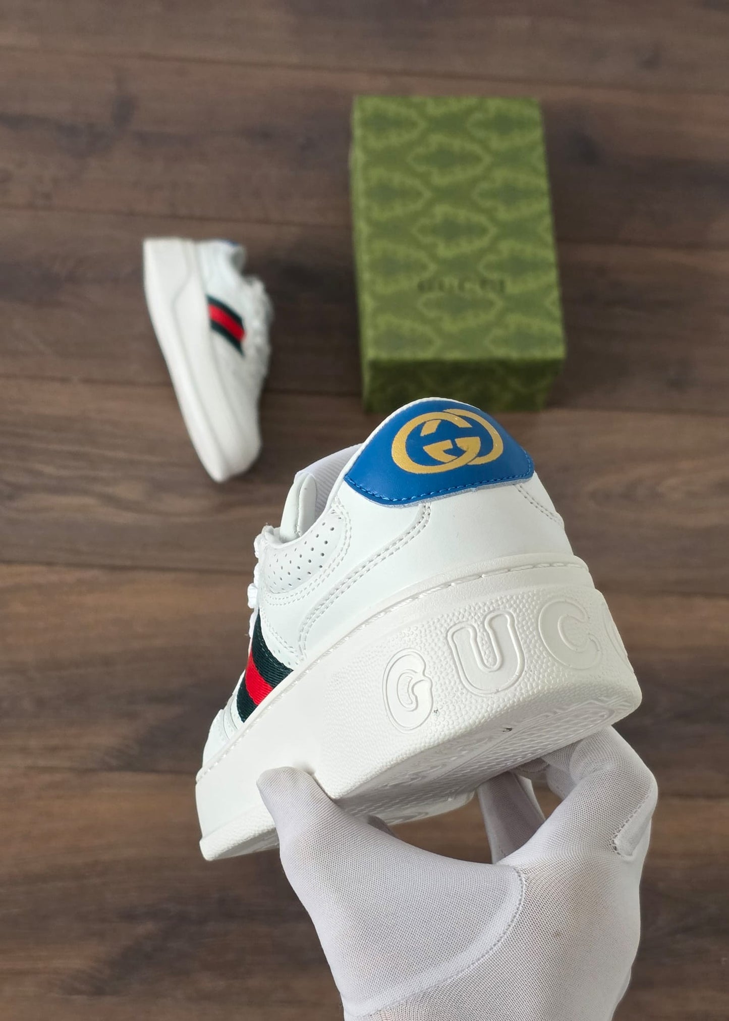Gucci blanca bordada