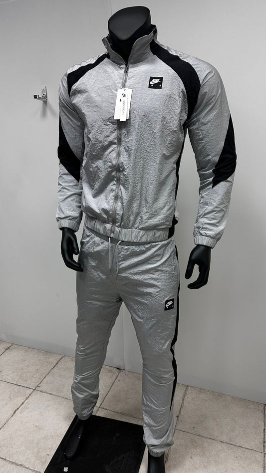 Chandal nike gris logo blanco y negro logo grande en espalda