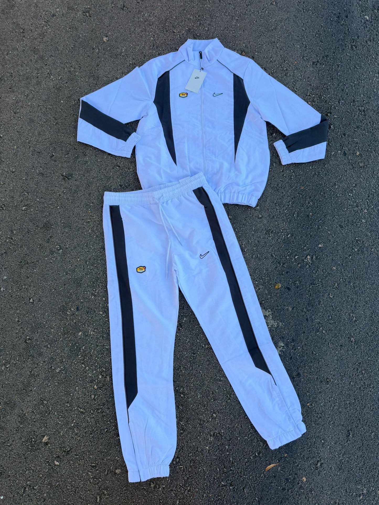 Chandal nike blanco y negro logo blanco contorno negro