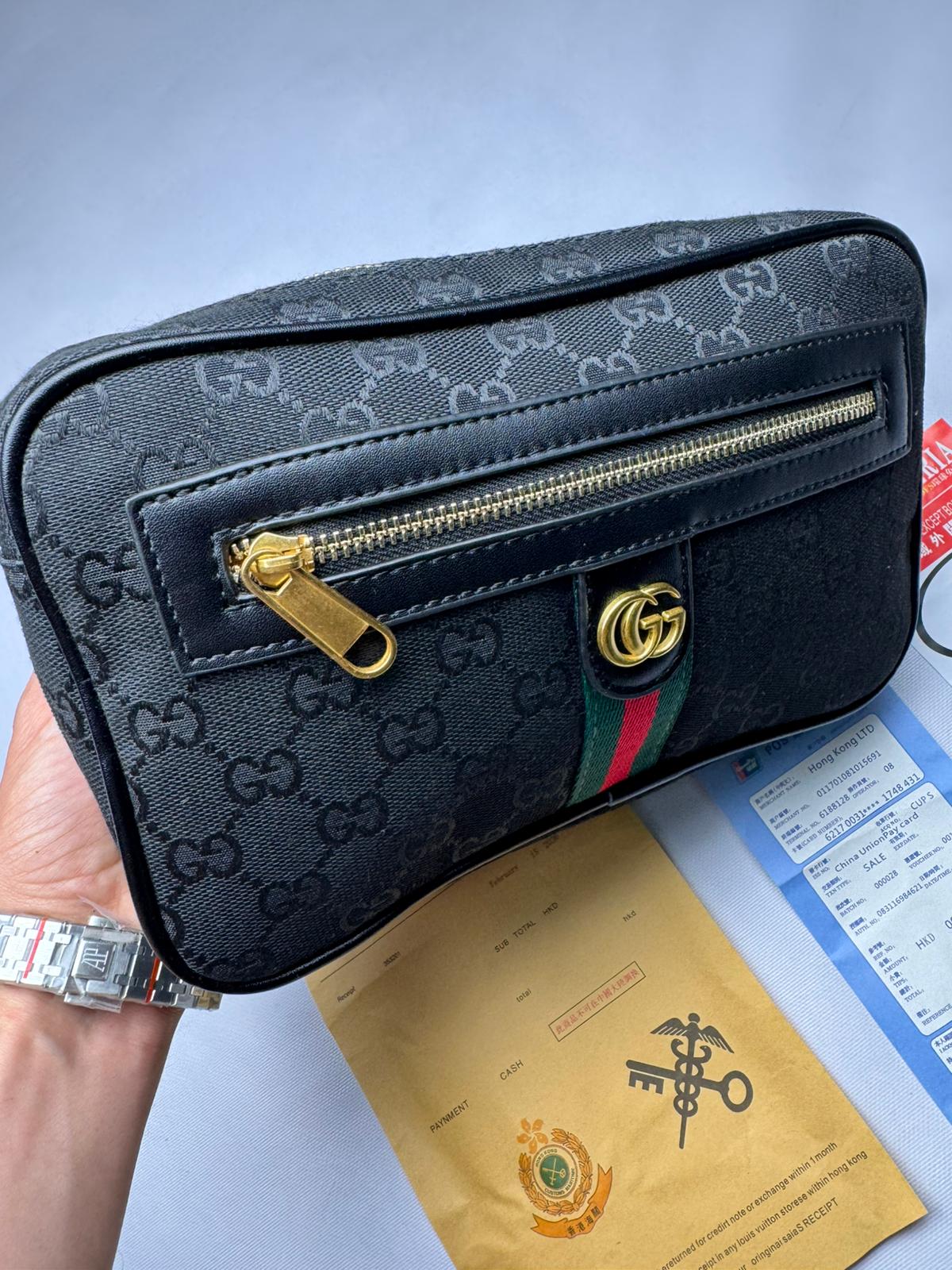 Riñonera GUCCI negro logo dorado detalles verdes y rojos