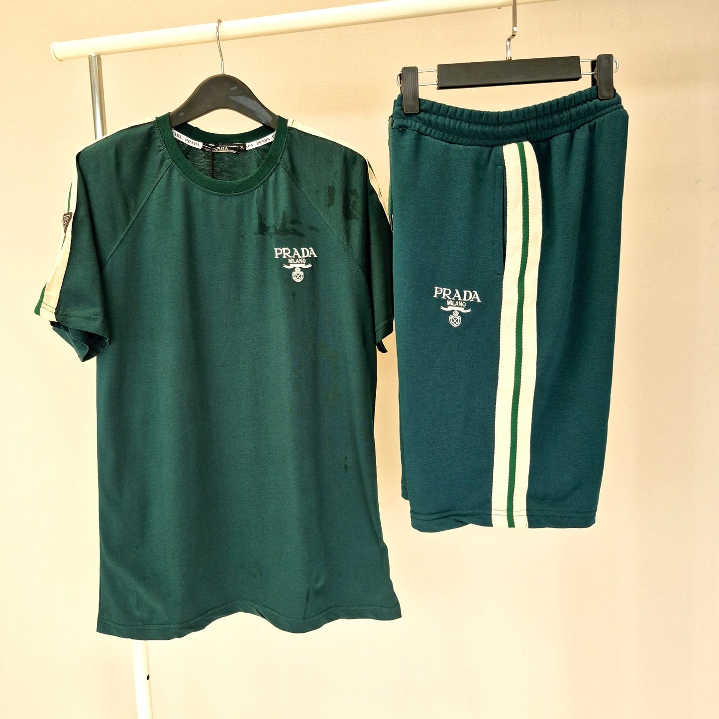 Conjunto prada verde logo blanco