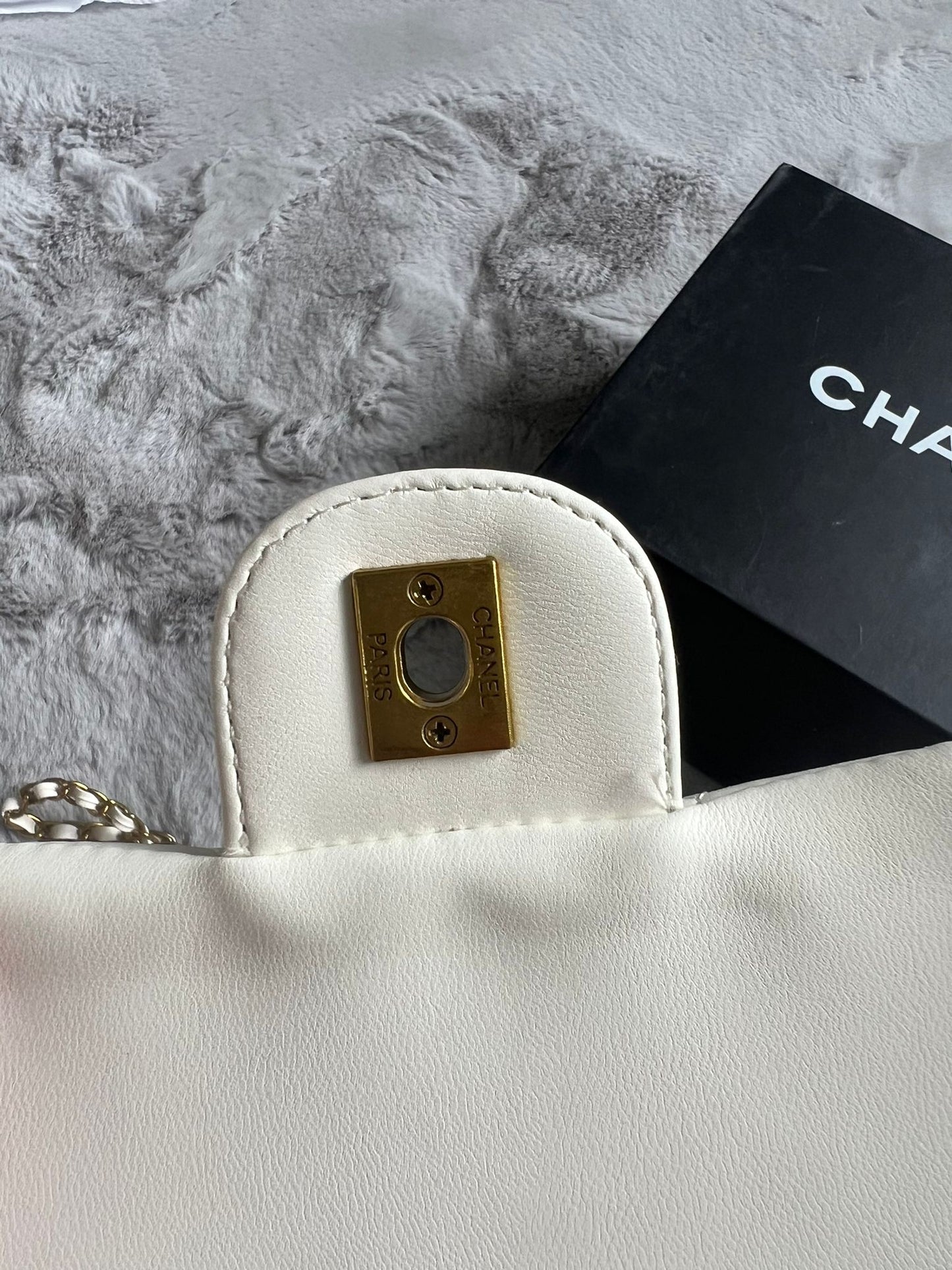 Bolso chanel blanco logo dorado