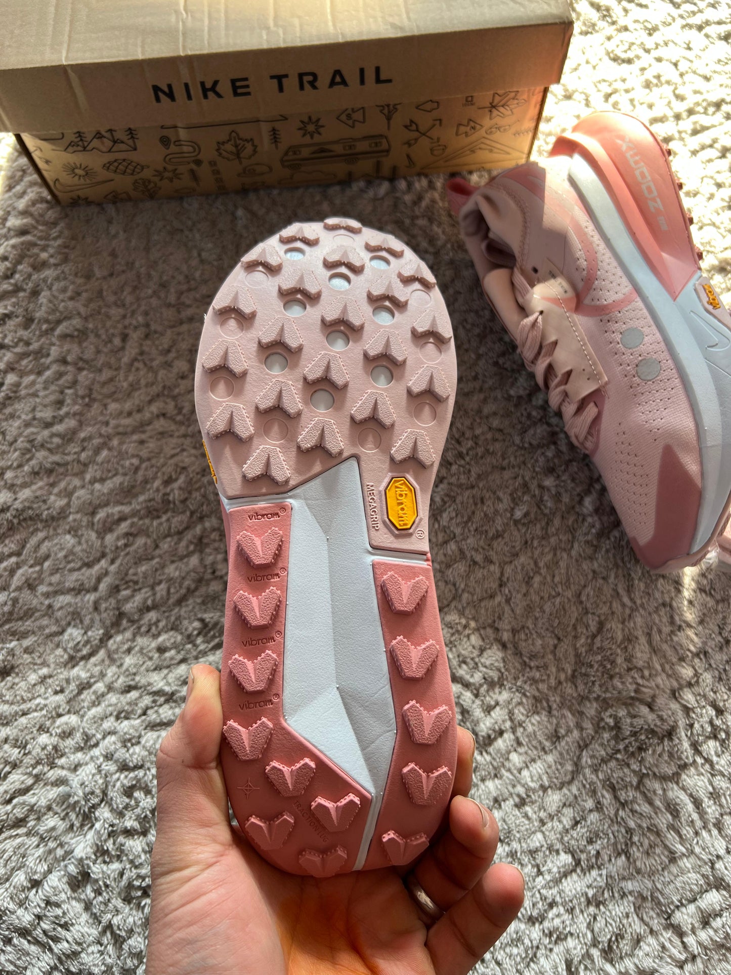 Nike ZOOMX ZEGAMA TRAIL 2 rosas y blancas