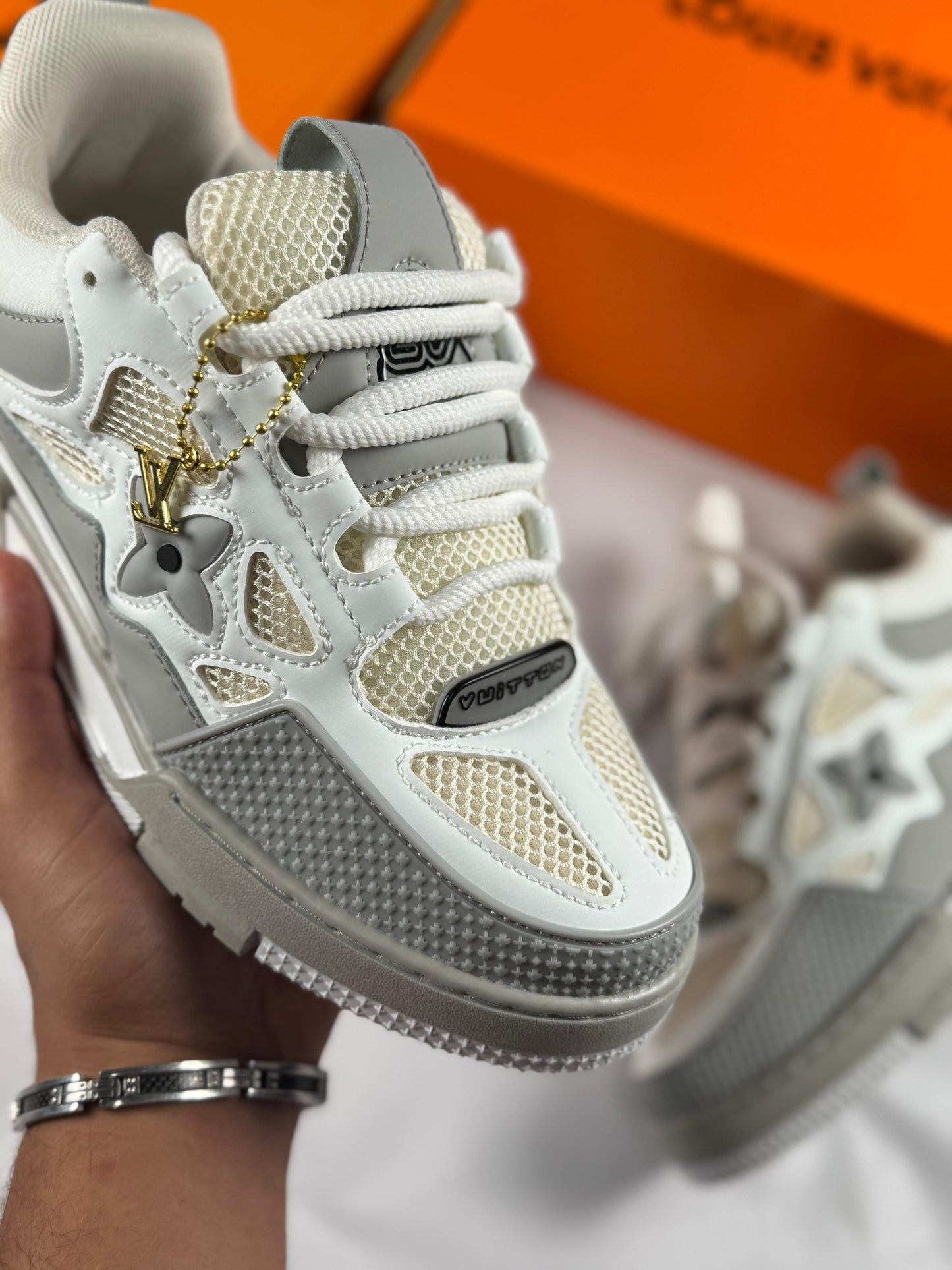LV skate blancas y grises