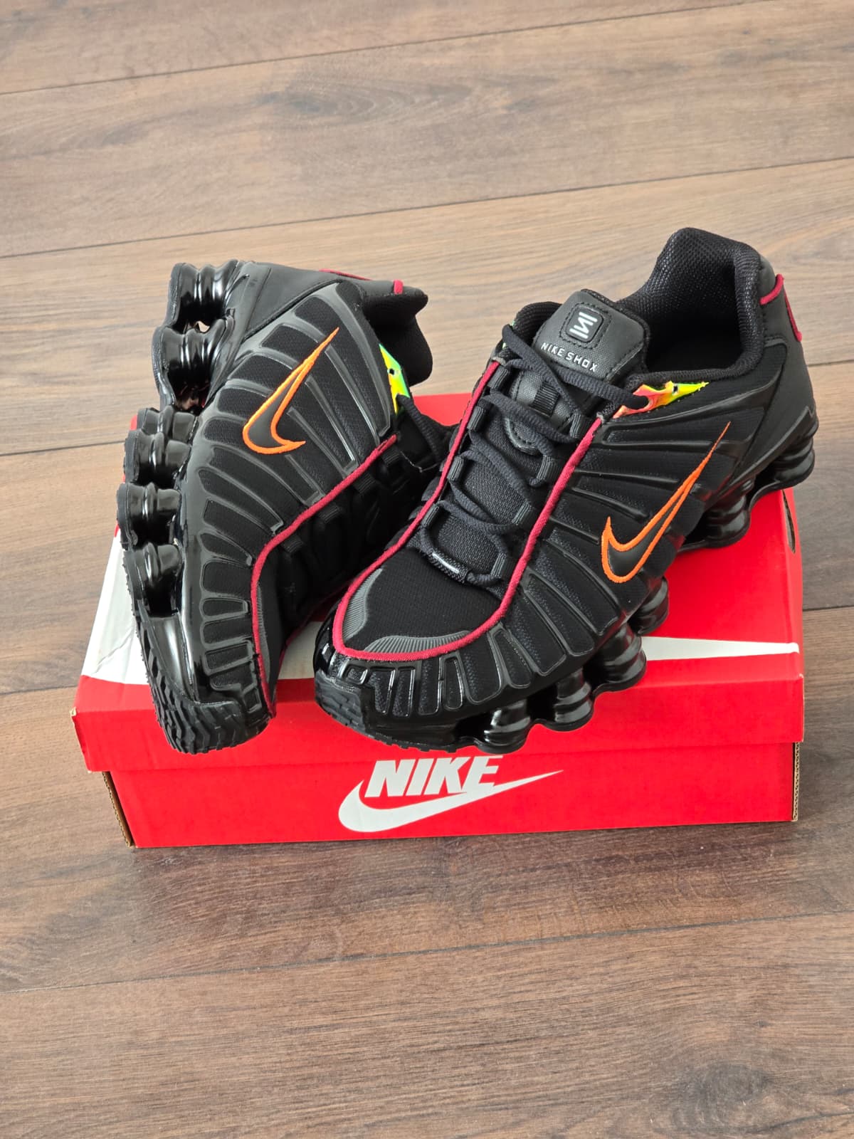 Shox negra logo naranja