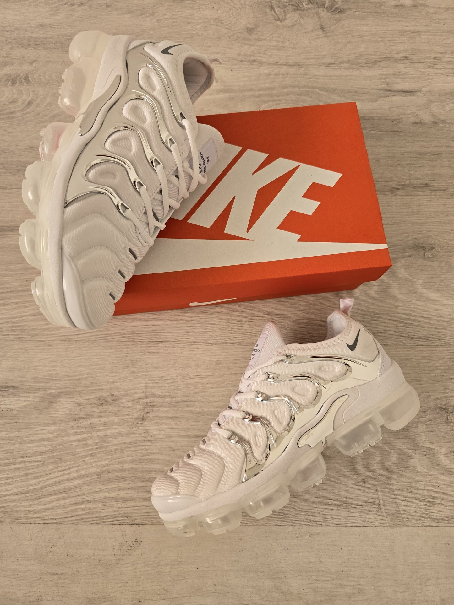 Vapormax plus blanca laterales plata