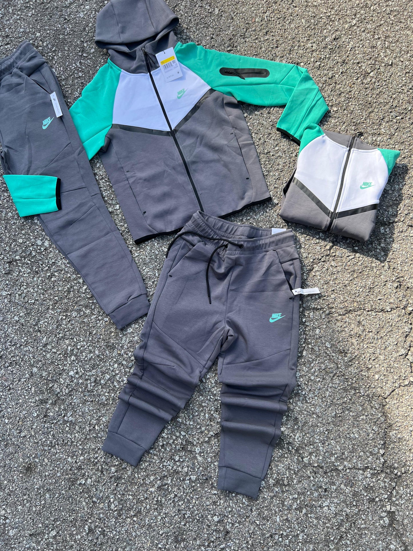 Nike tech gris y blanco logo verde agua