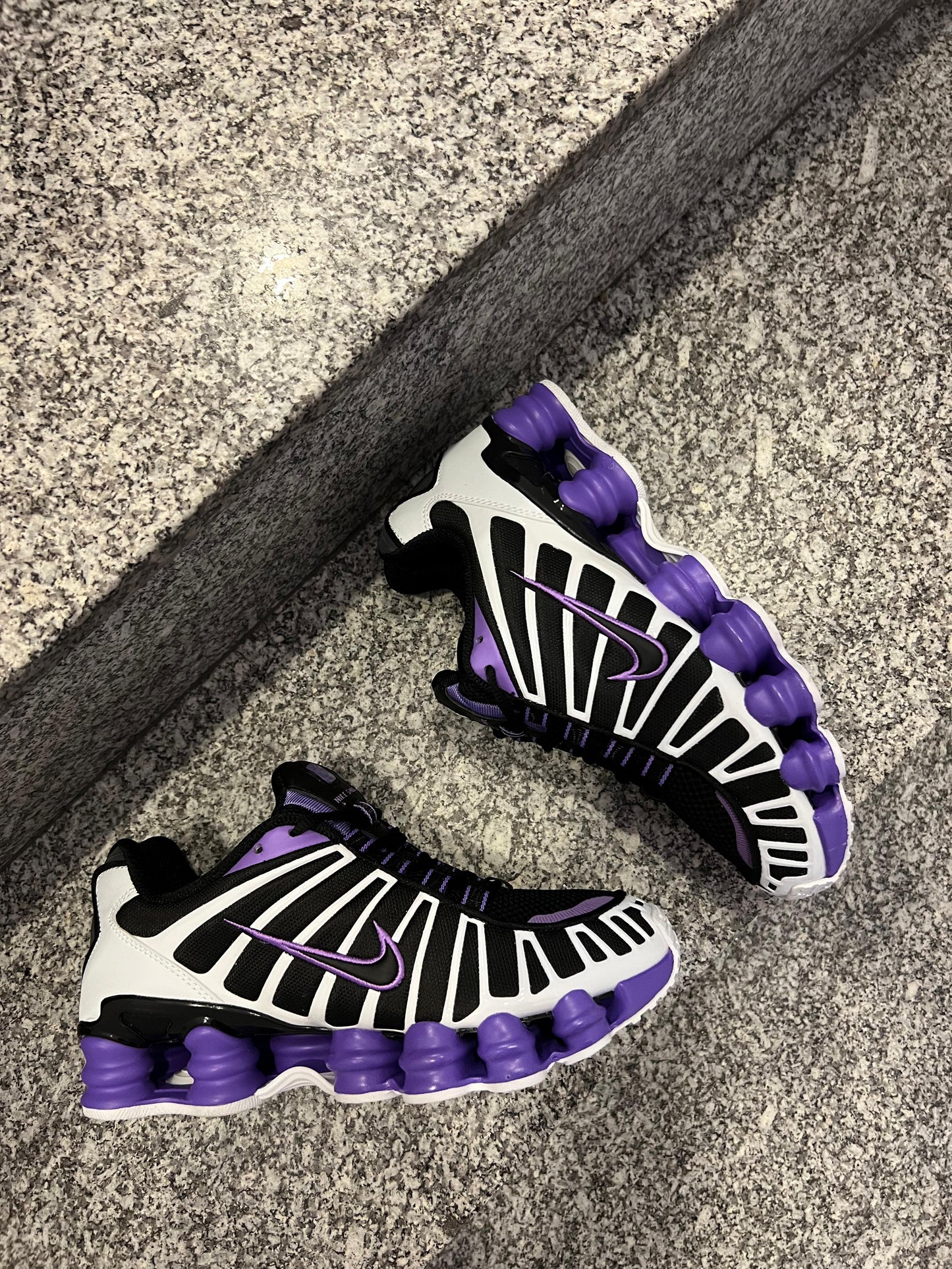 Shox negras y blancas logo negro contorno morado