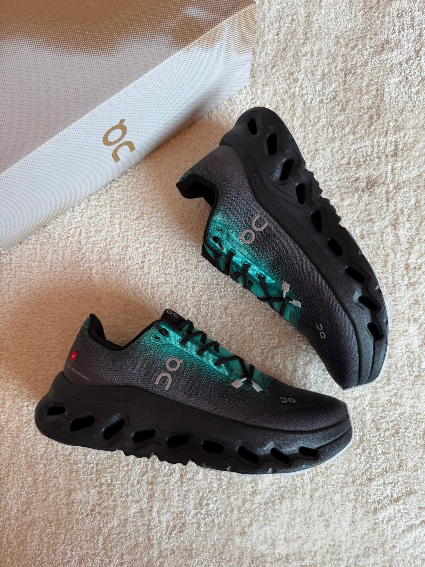 Zapatillas On Running CLOUDTILT negro logo gris detalles azules