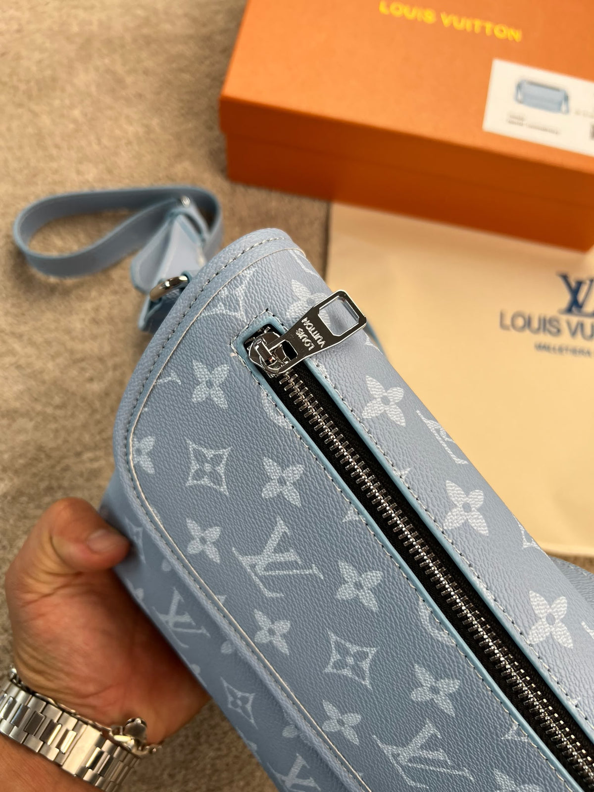 Bandolera LV azul logos blancos